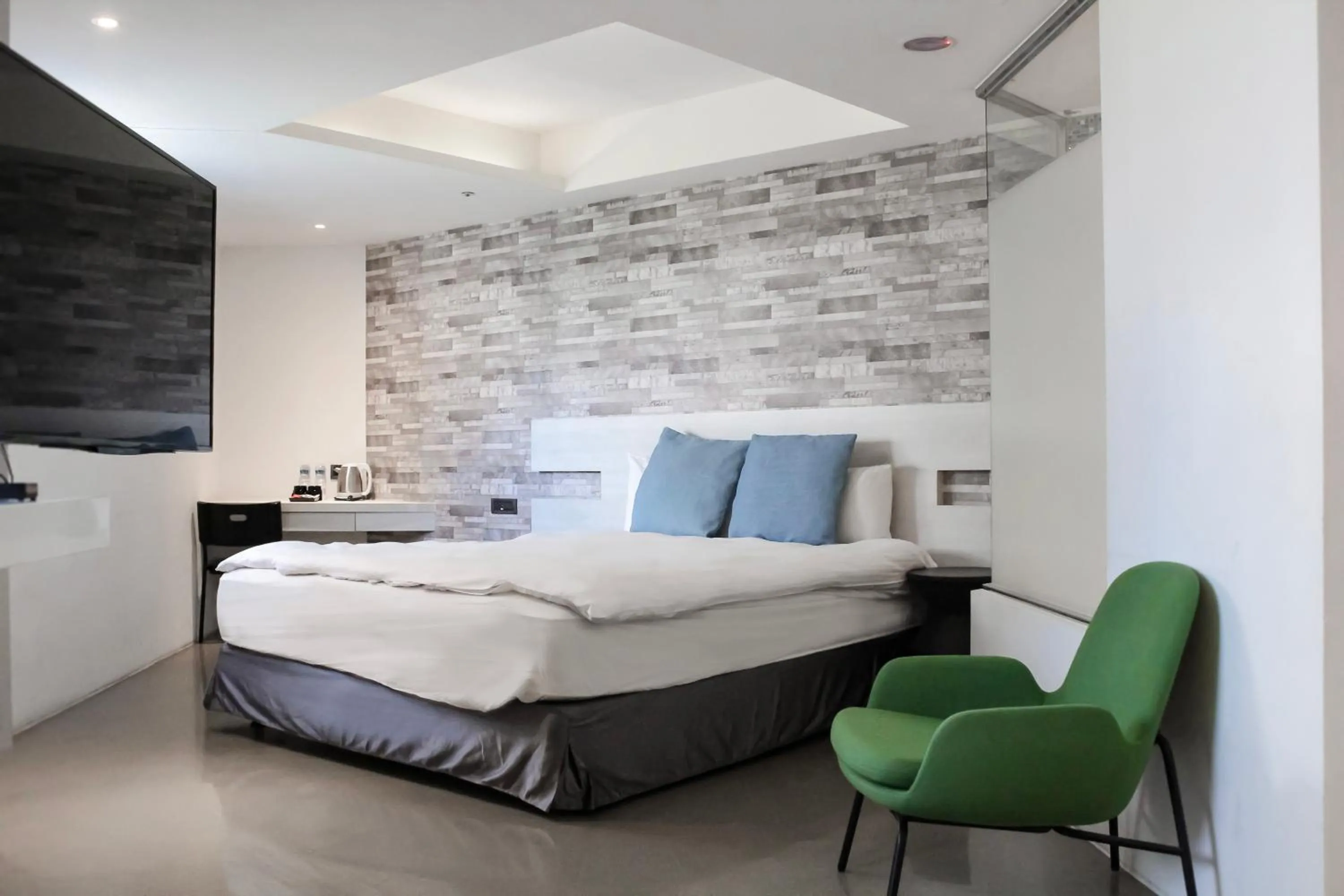 room service, Bed in CHECK inn Taichung Liming