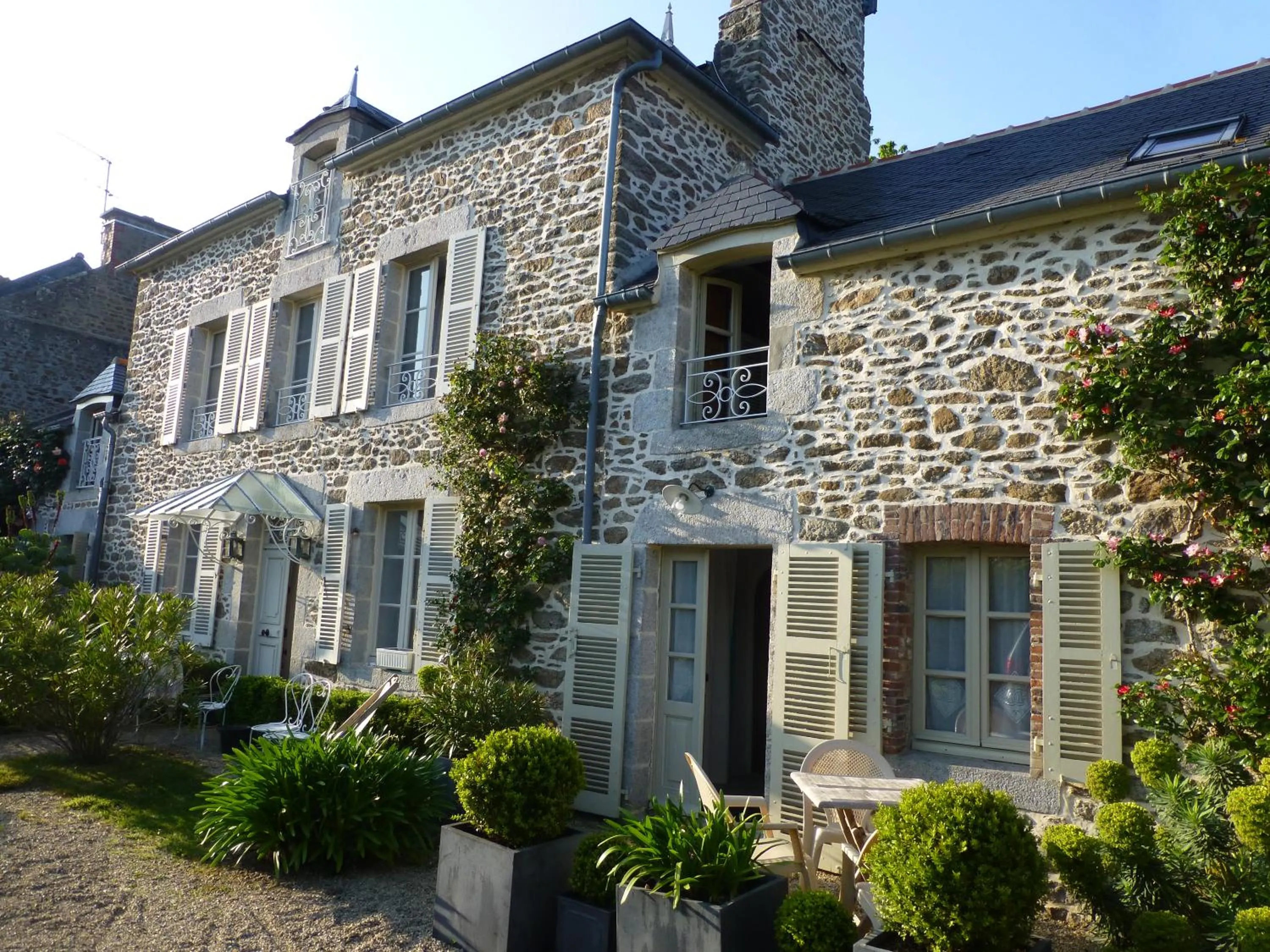 Facade/entrance in Le Berceul