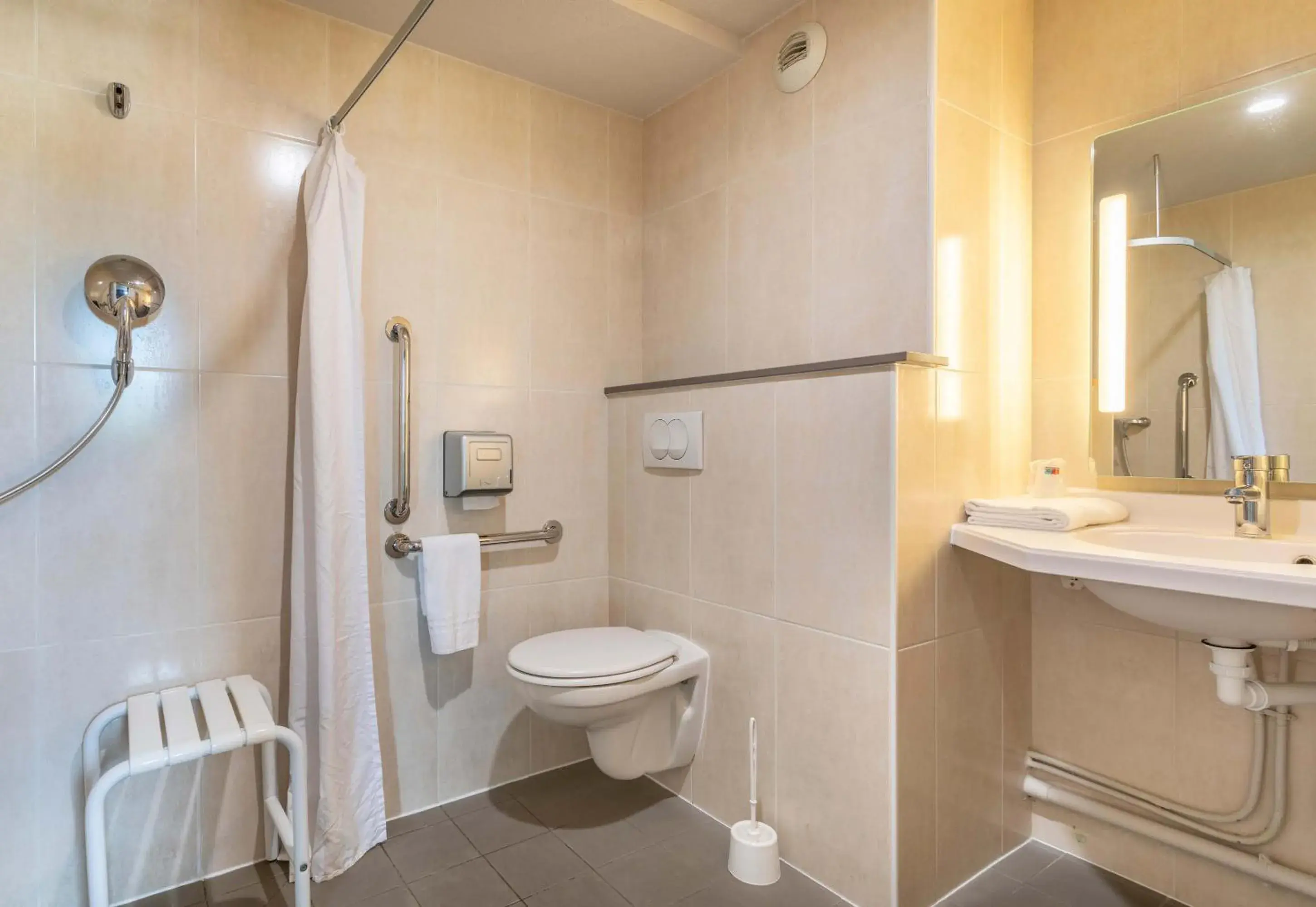 Bathroom in B&B HOTEL Salon de Provence Bathroom in B&B HOTEL Salon de Provence