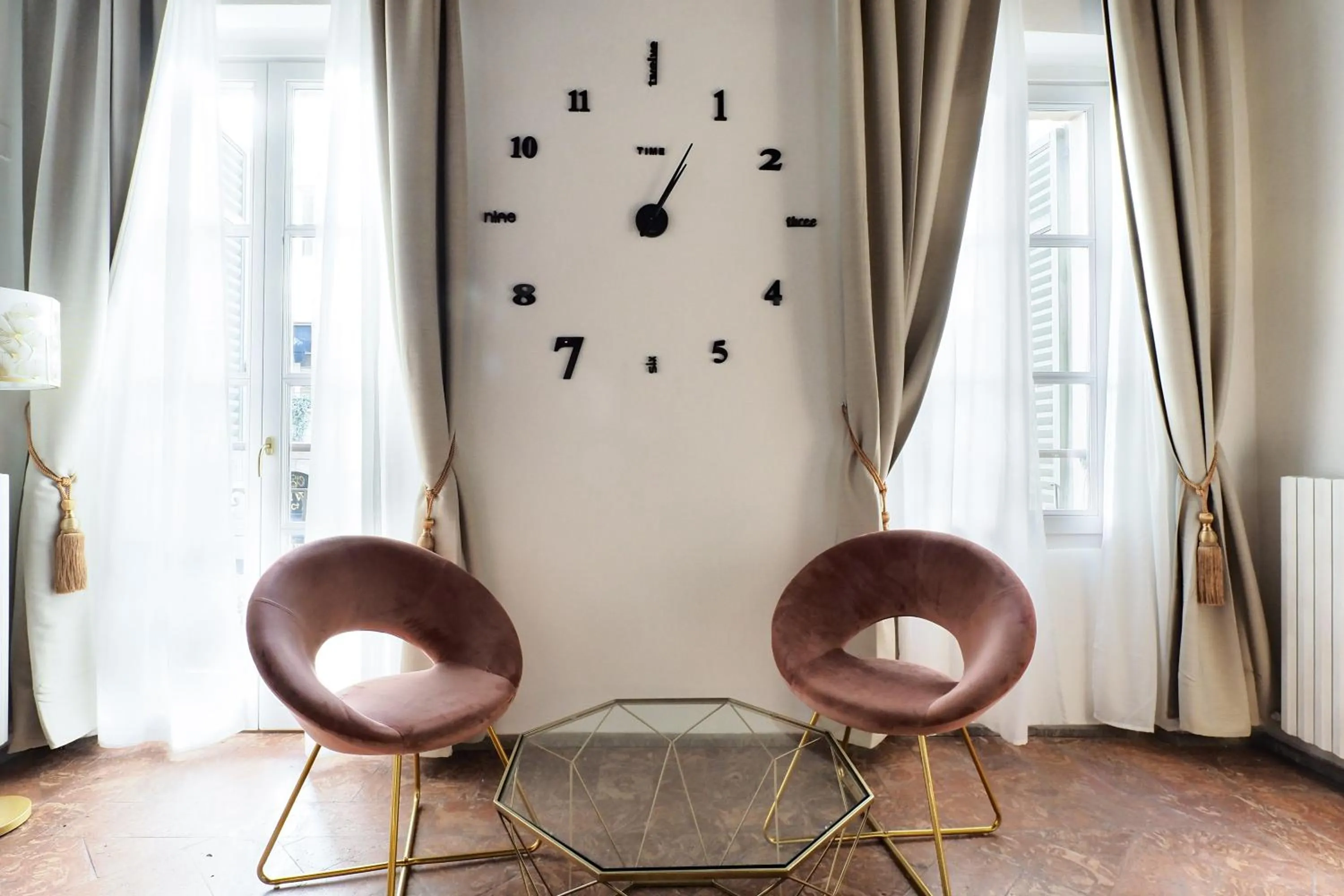 Seating area in Mila Apartments Magenta