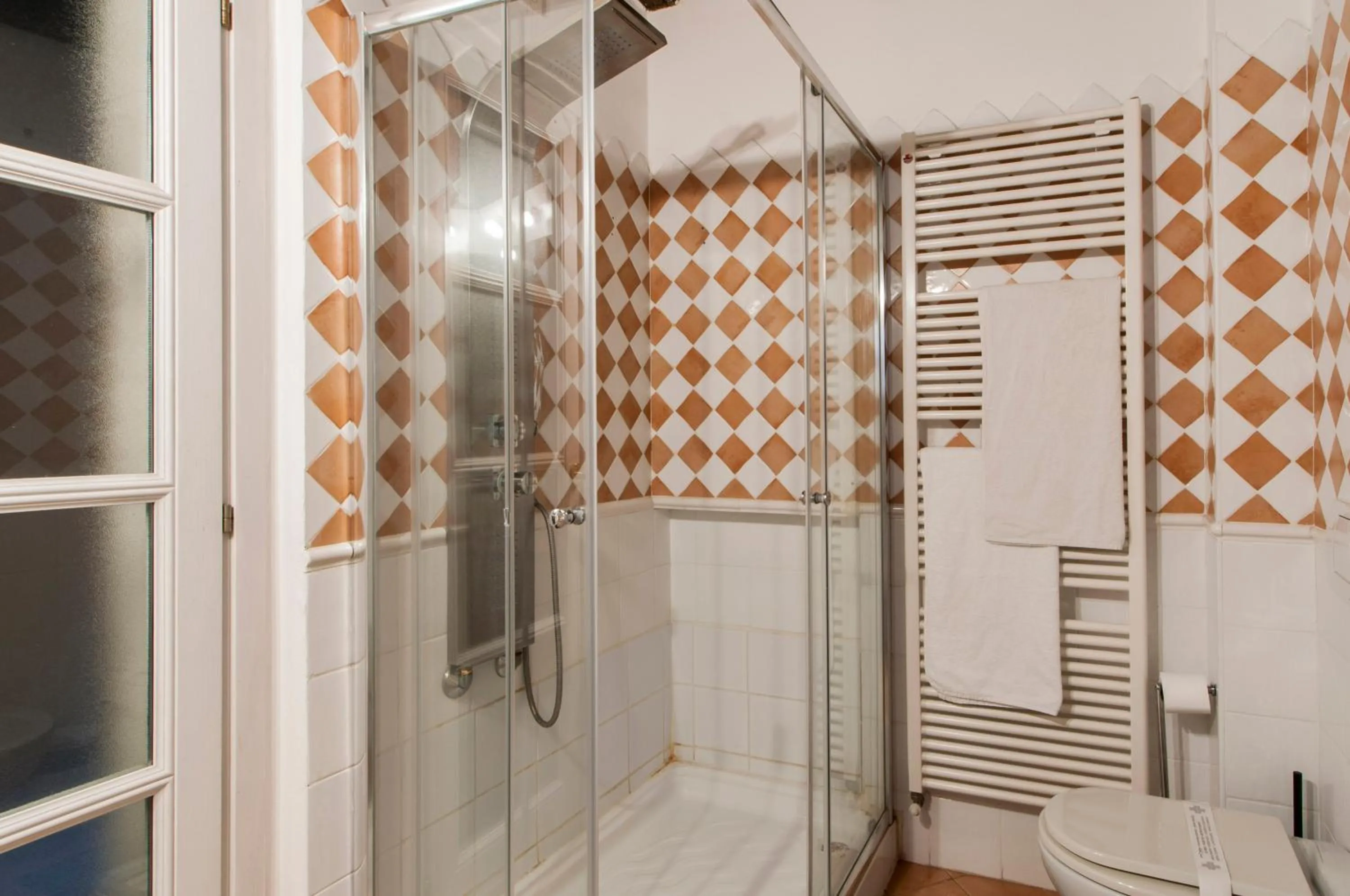Shower in Mila Apartments Magenta