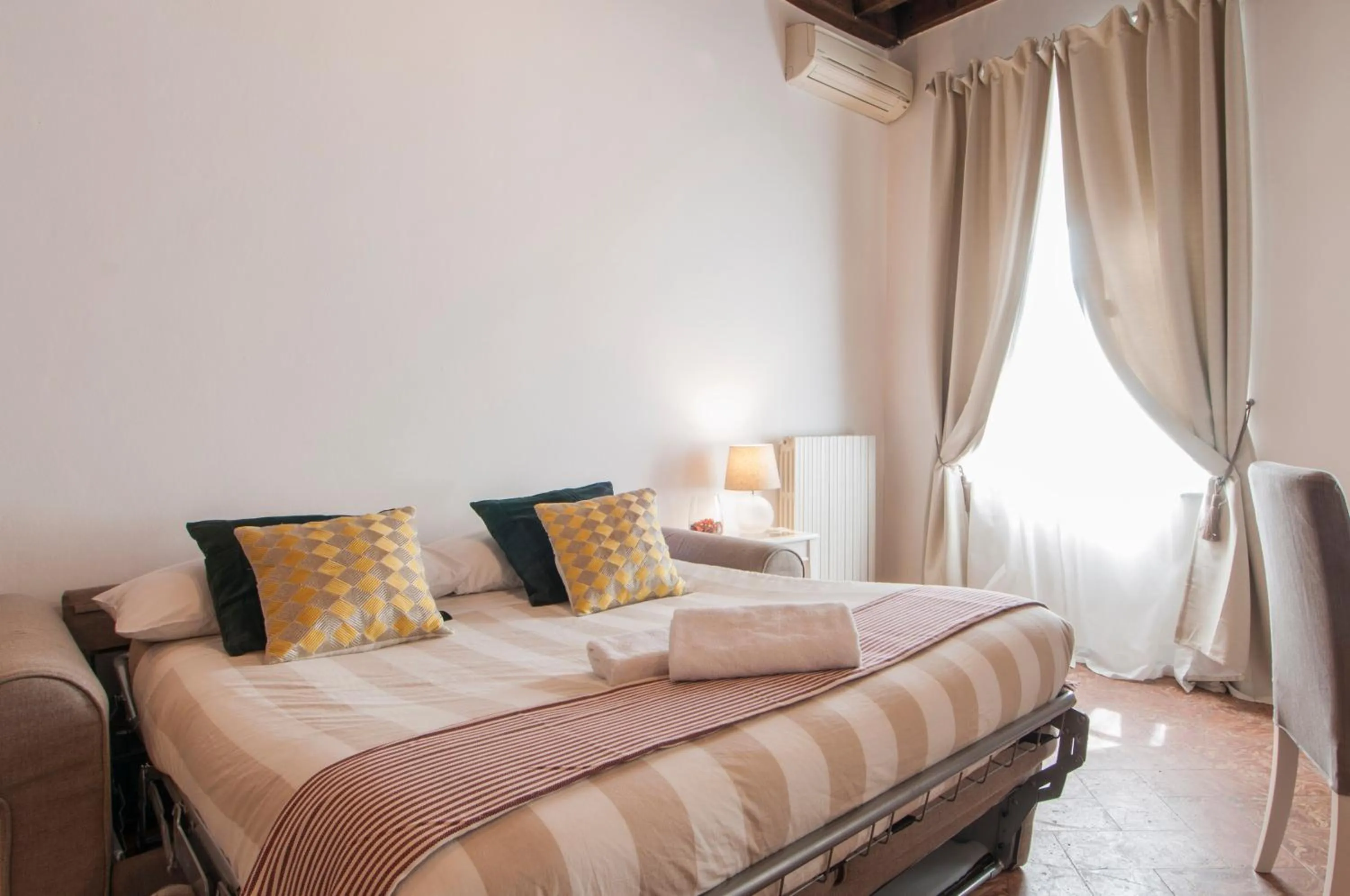 Bed in Mila Apartments Magenta