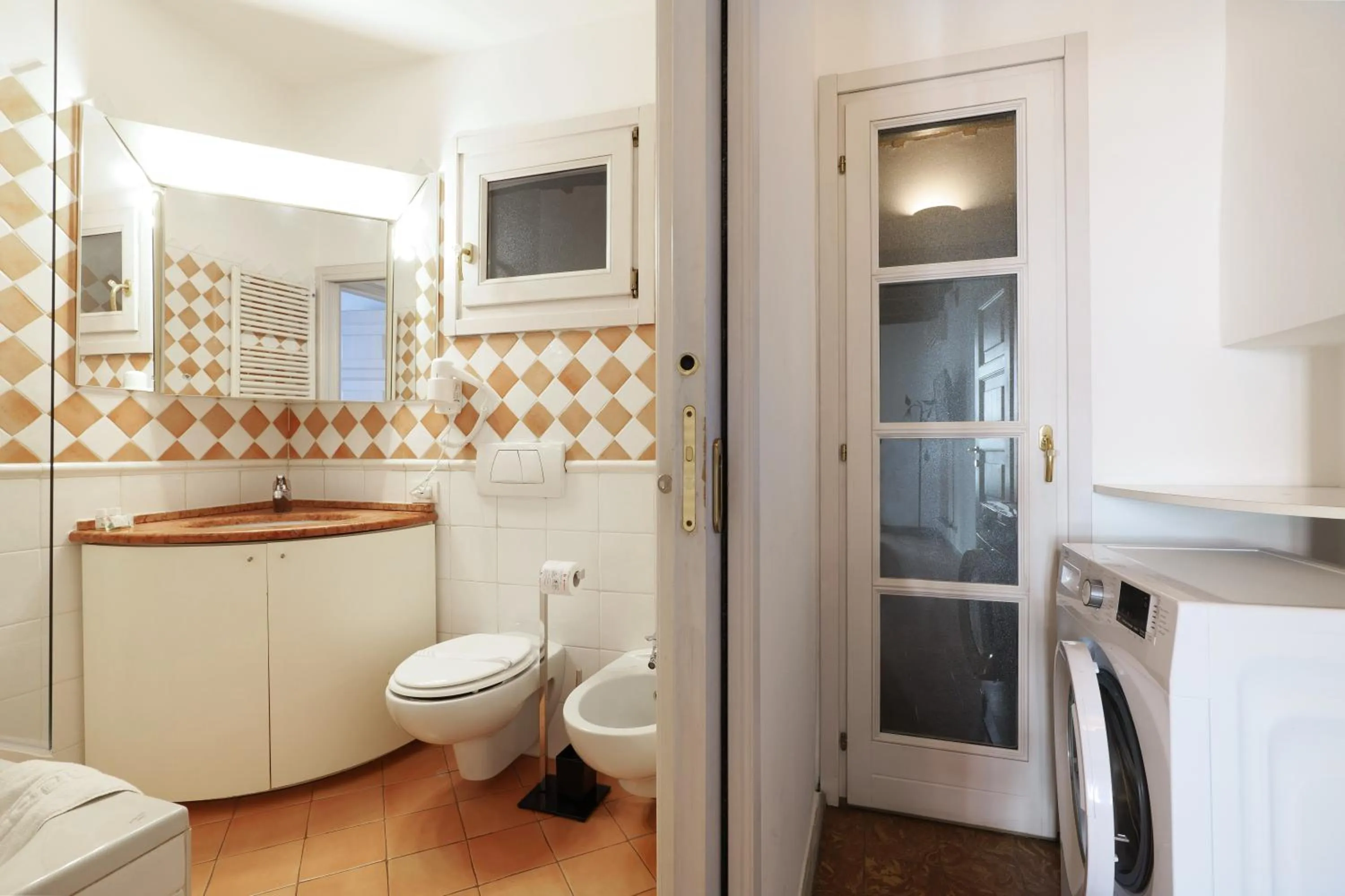 washing machine in Mila Apartments Magenta