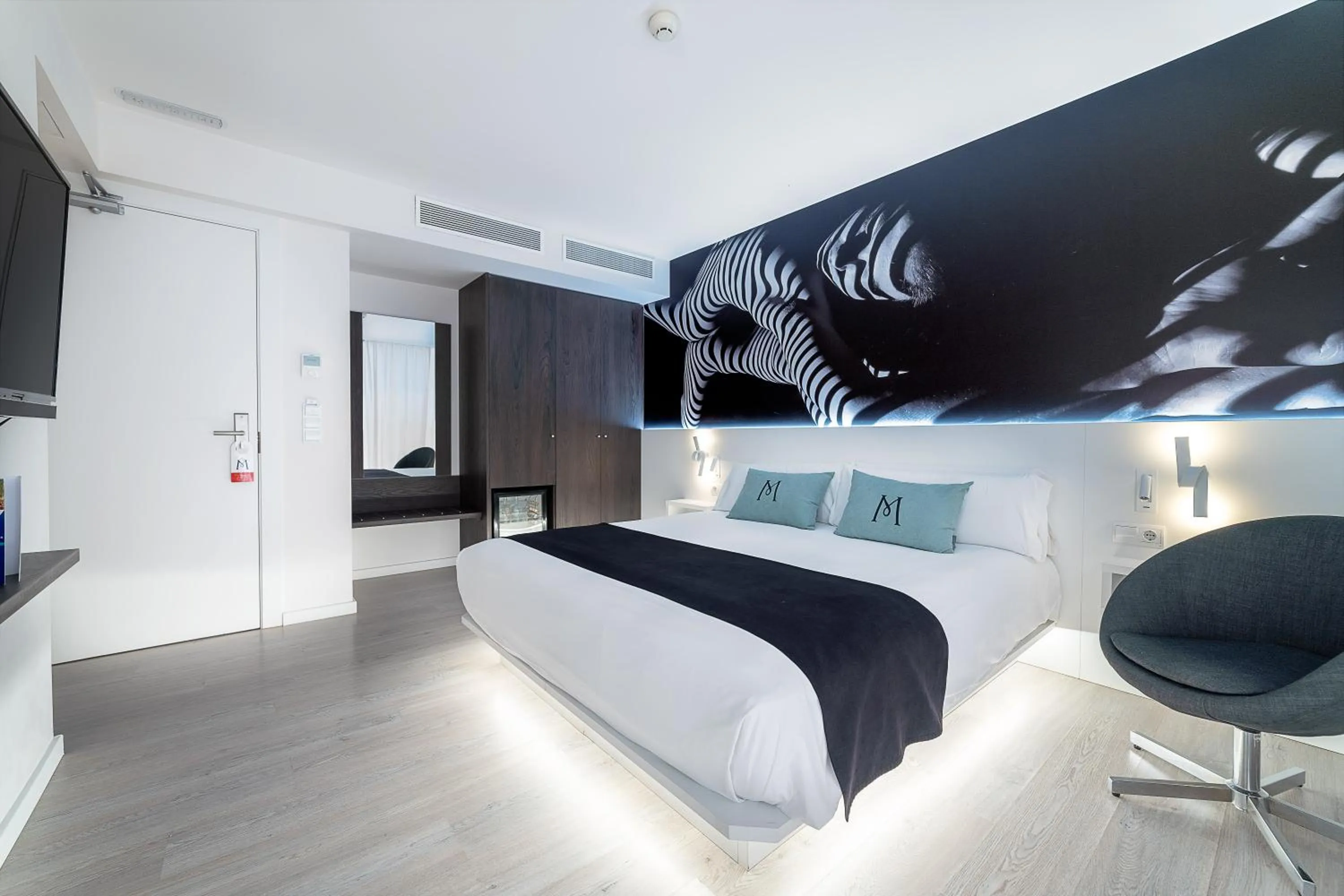 wardrobe, Bed in Hotel Boutique Minister 4Sup