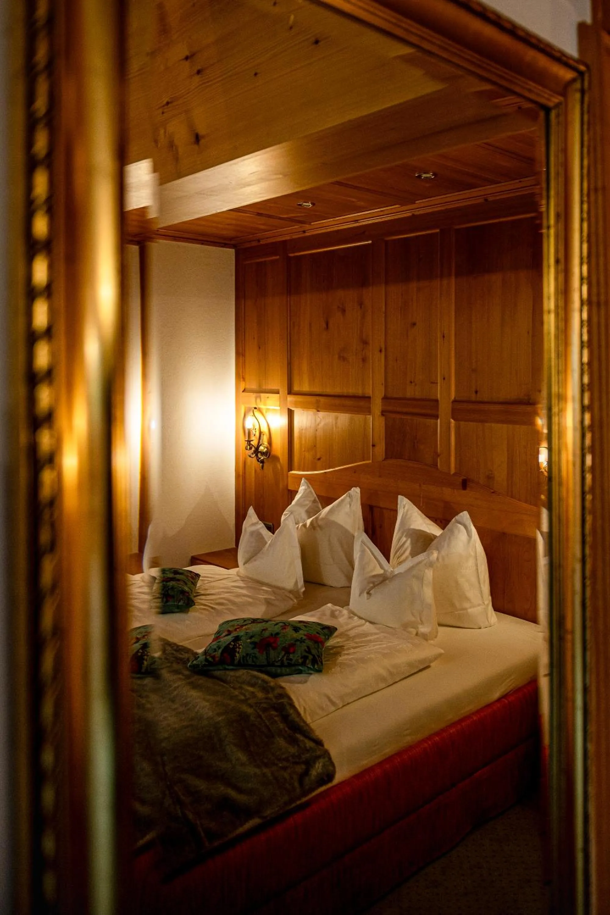 Bedroom, Bed in die AlpenRose