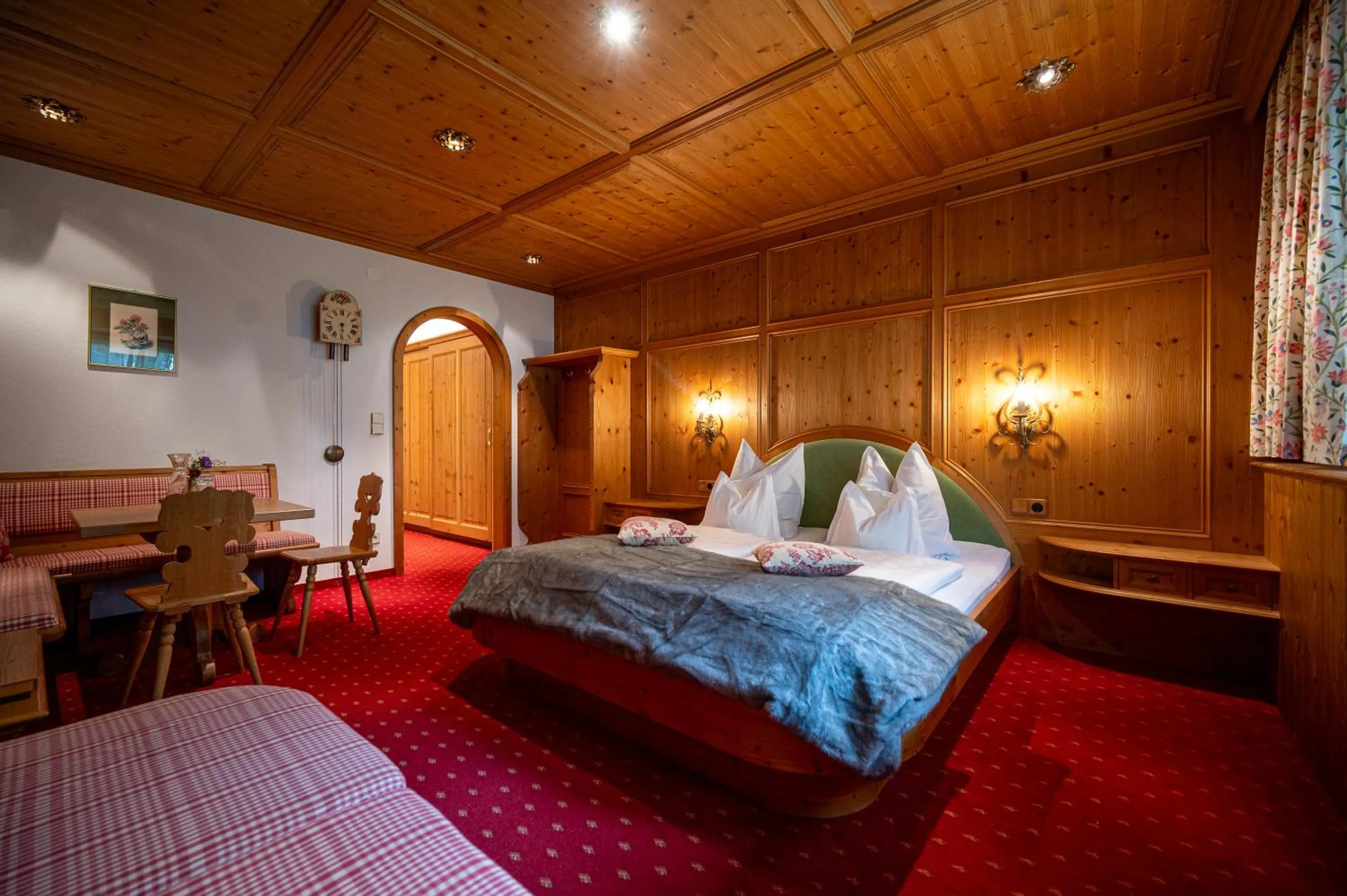 Bedroom, Bed in die AlpenRose