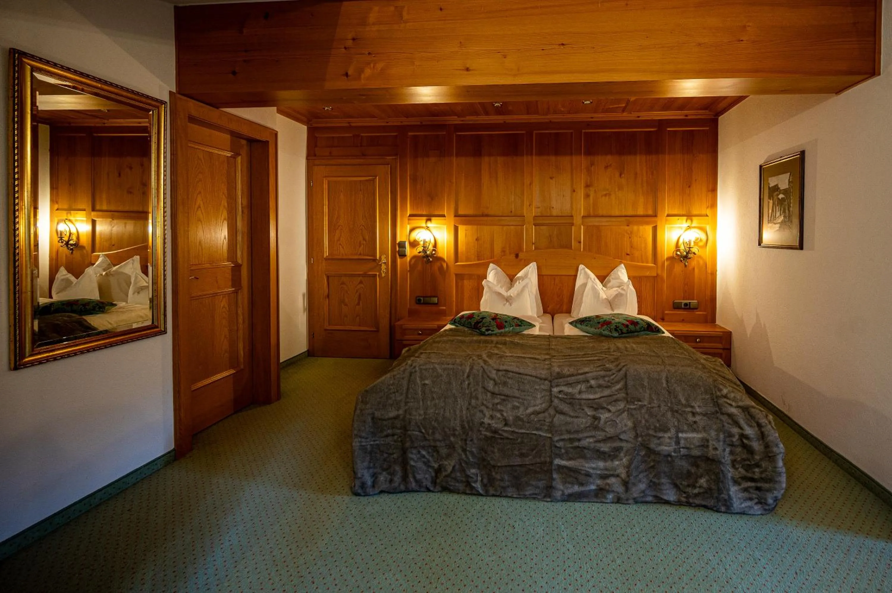 Bedroom, Bed in die AlpenRose
