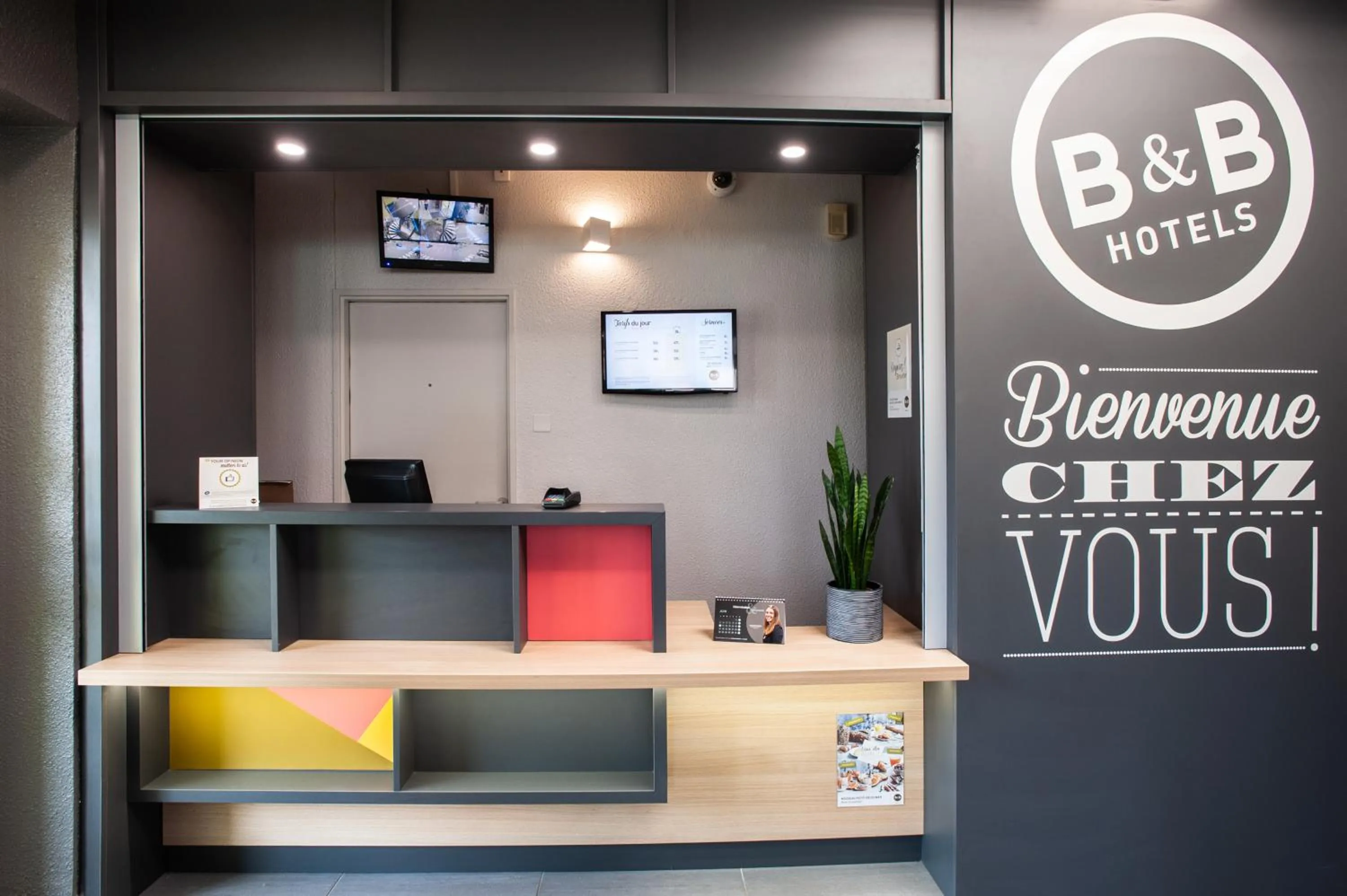Lobby or reception in B&B HOTEL Brive-la-Gaillarde