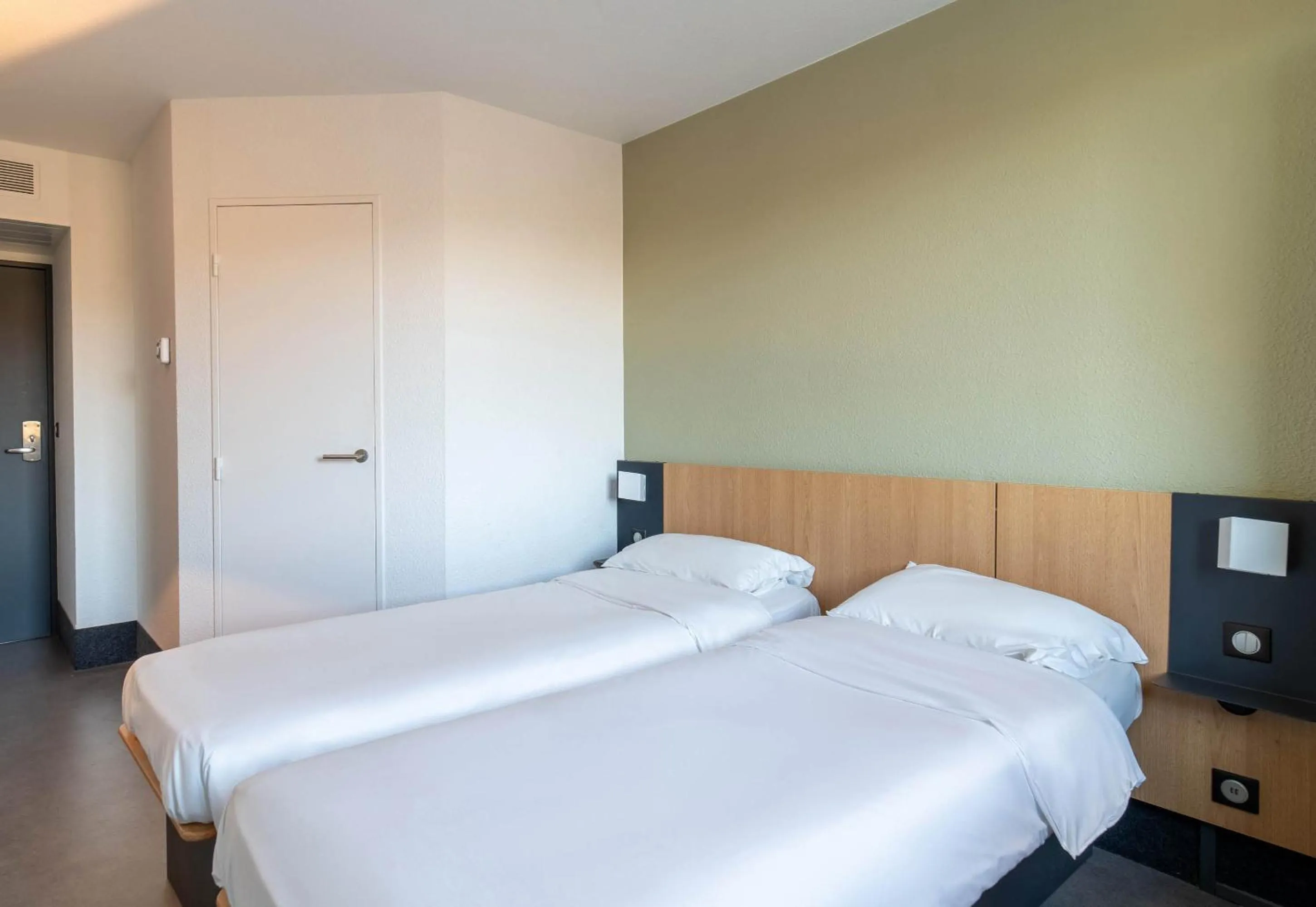 Bedroom, Bed in B&B HOTEL Brive-la-Gaillarde