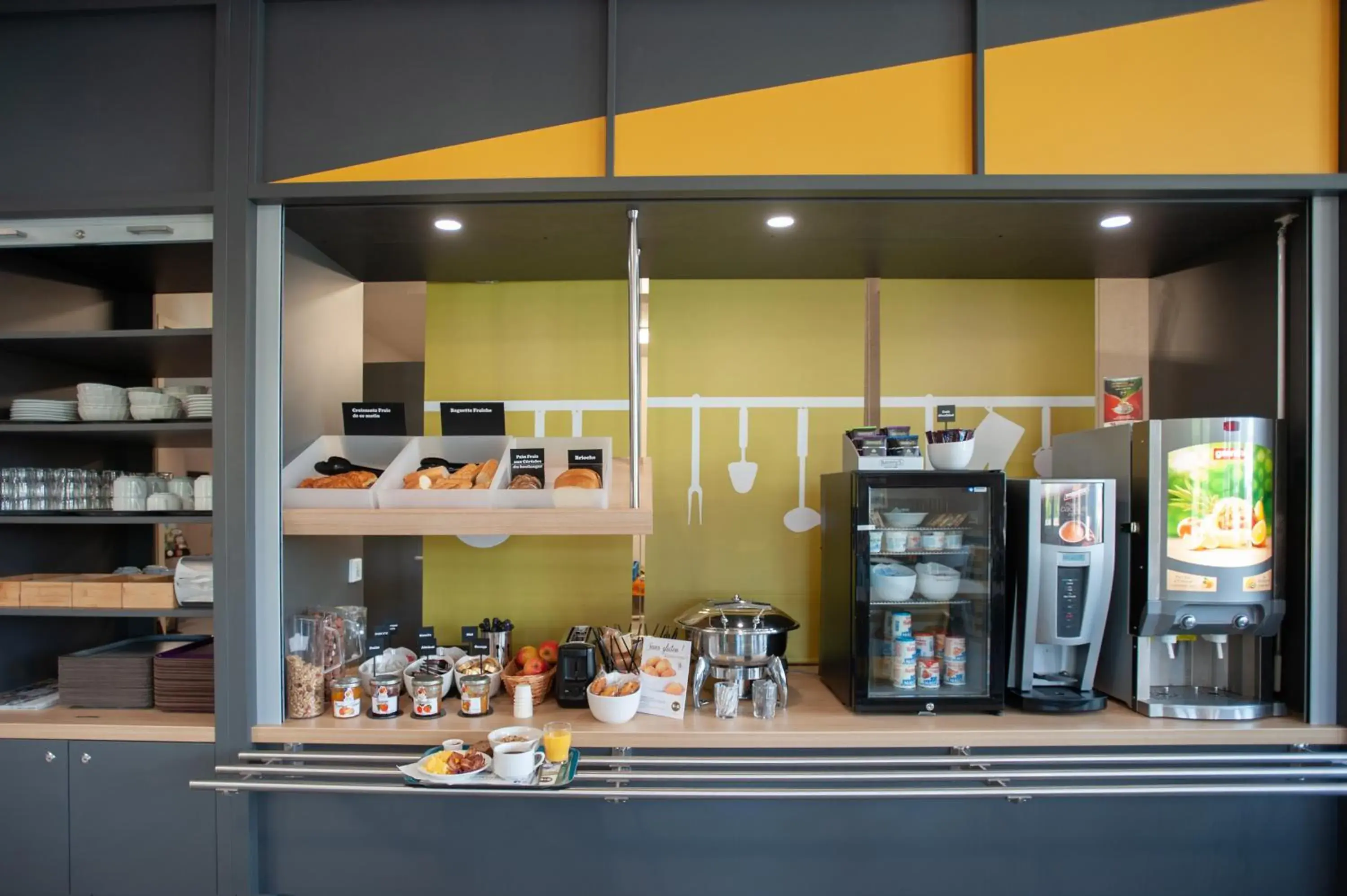 Buffet breakfast in B&B HOTEL Brive-la-Gaillarde Buffet breakfast in B&B HOTEL Brive-la-Gaillarde