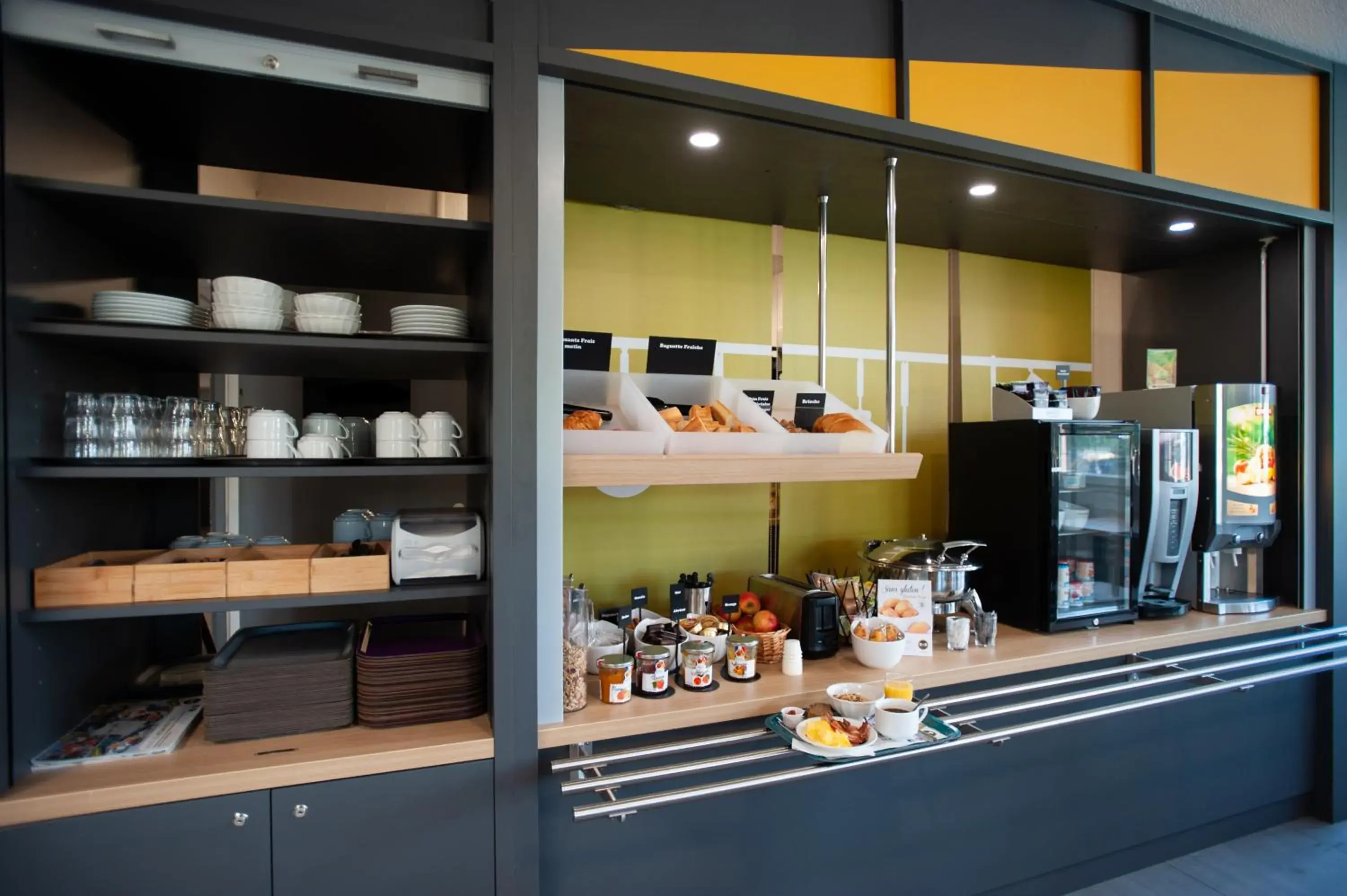 Buffet breakfast in B&B HOTEL Brive-la-Gaillarde Buffet breakfast in B&B HOTEL Brive-la-Gaillarde