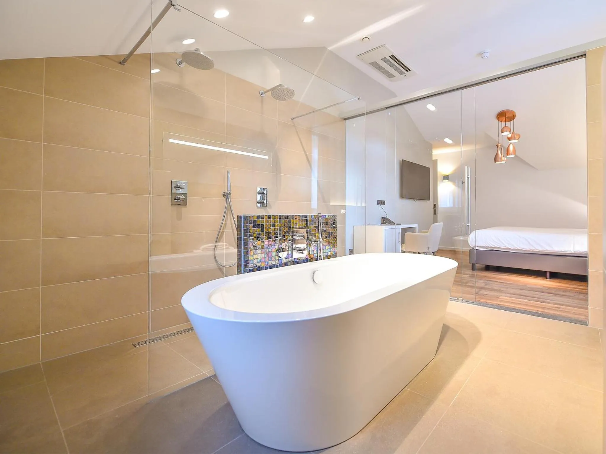 Bathroom, Bed in Brasserie-Hotel Antje van de Statie