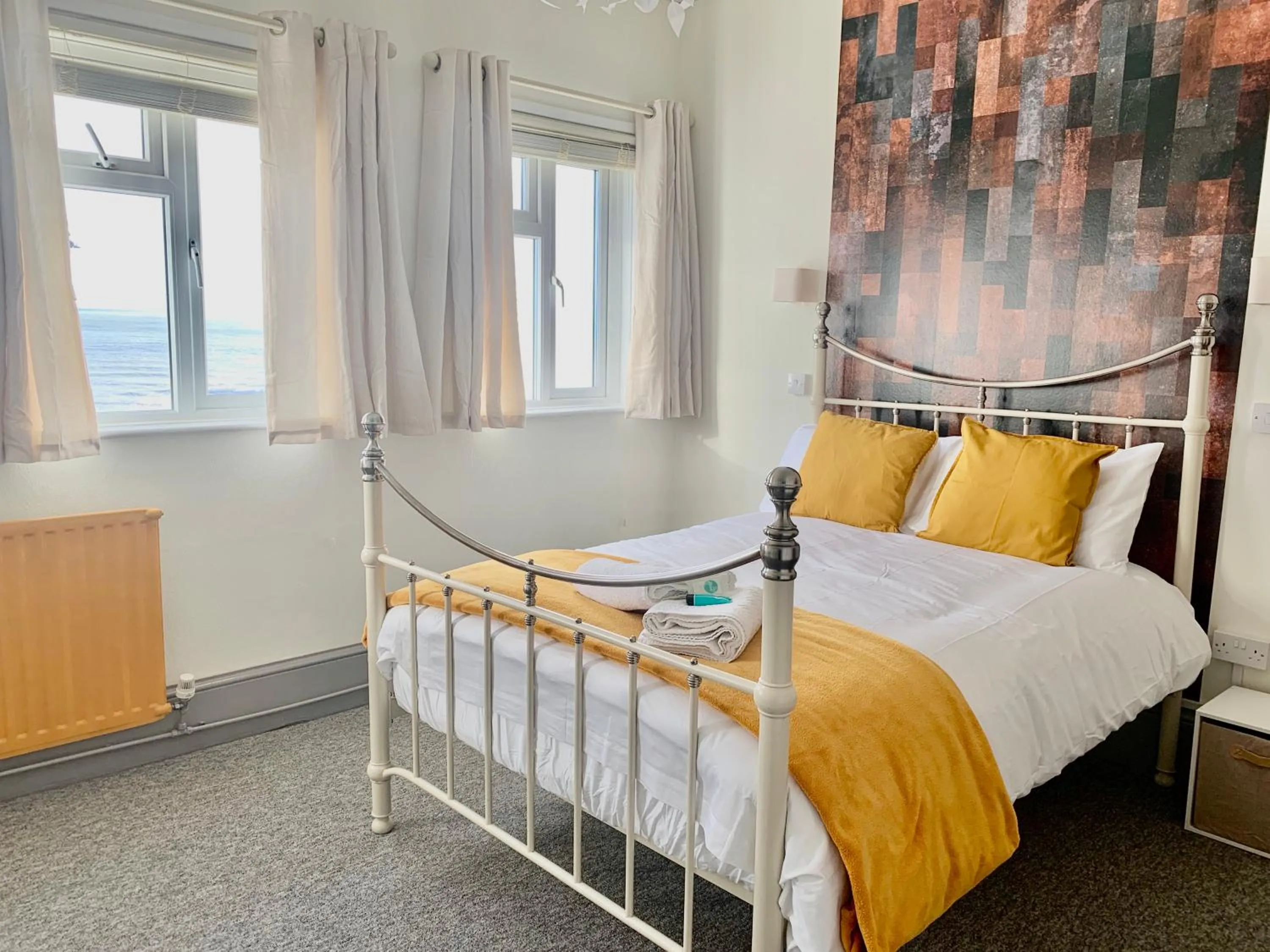 Bedroom, Bed in Waterfront Inn