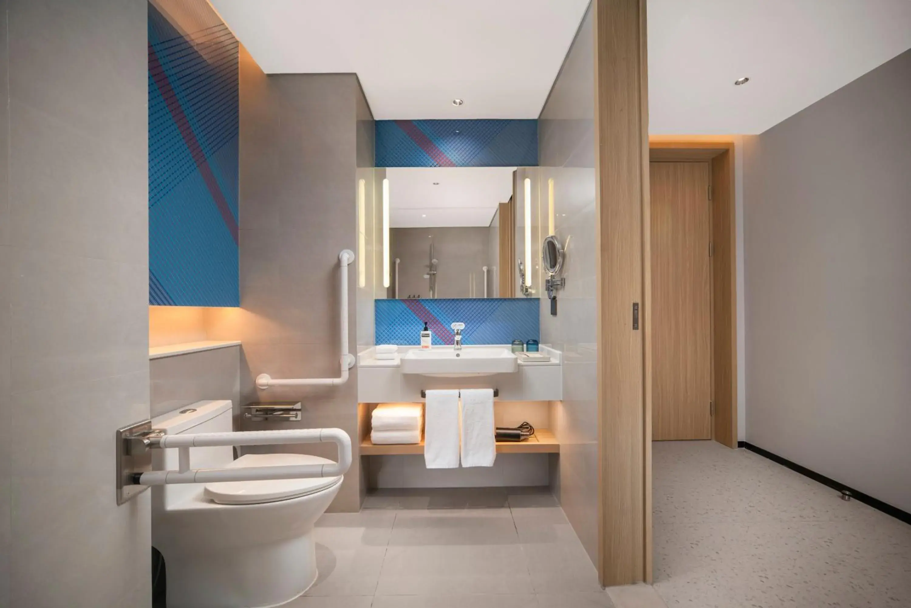 Twin Room with Mobility Accessible - Non-Smoking in Holiday Inn Express Beijing Tongzhou by IHG Twin Room with Mobility Accessible - Non-Smoking in Holiday Inn Express Beijing Tongzhou by IHG