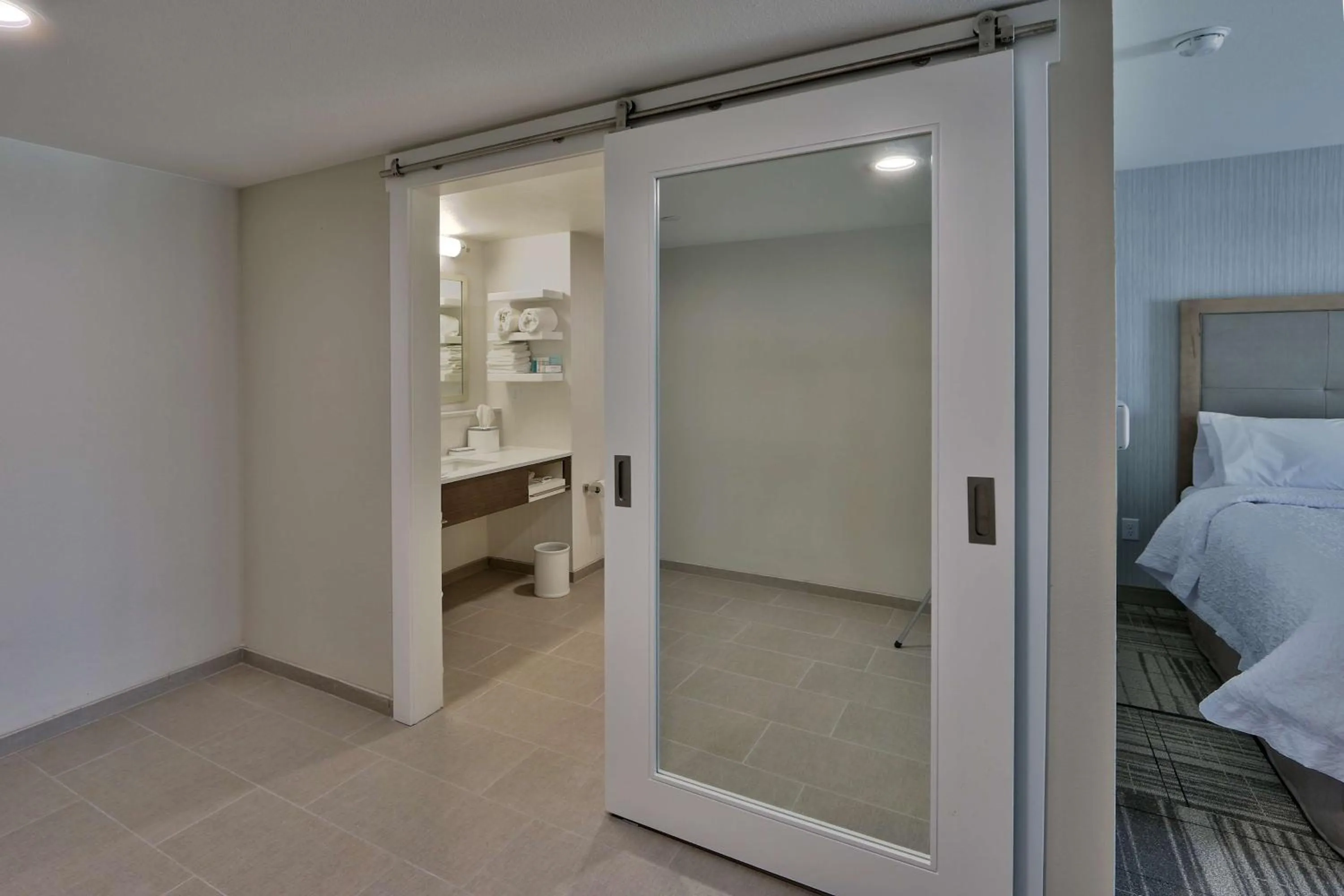 Bathroom, Bed in Hampton Inn & Suites Artesia