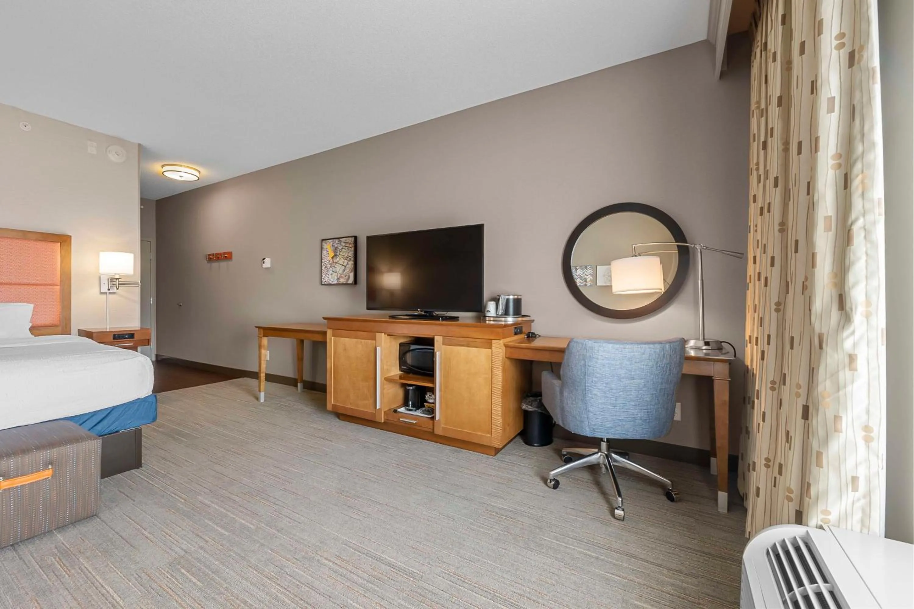 Bedroom, Bed in Hampton Inn Cape Girardeau I-55 East, MO