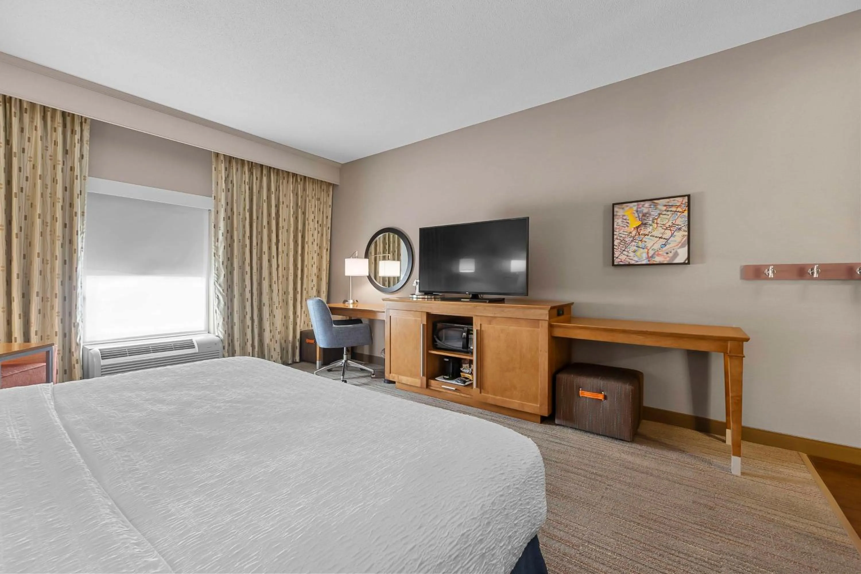 Bedroom, Bed in Hampton Inn Cape Girardeau I-55 East, MO