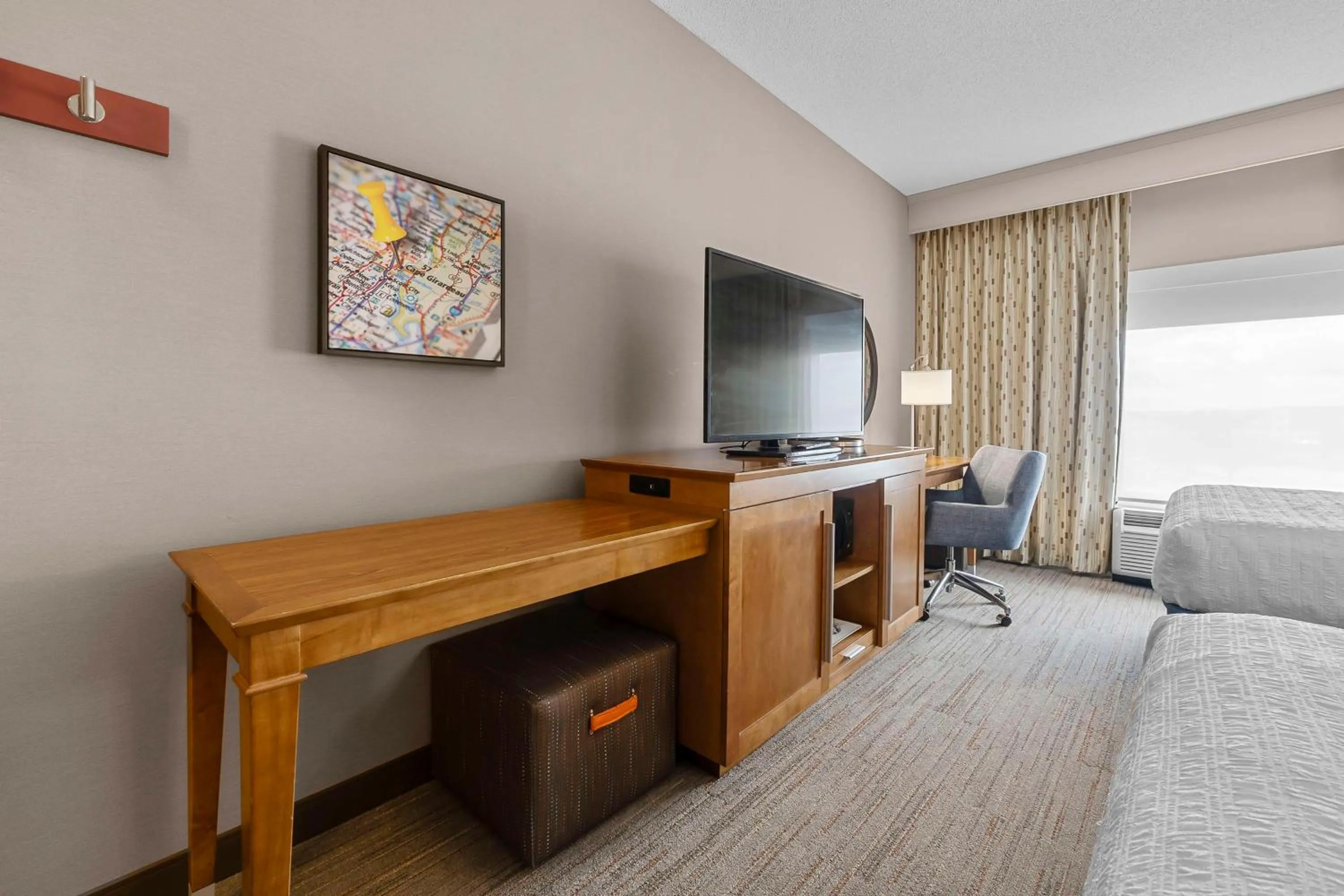 Bedroom, Bed in Hampton Inn Cape Girardeau I-55 East, MO