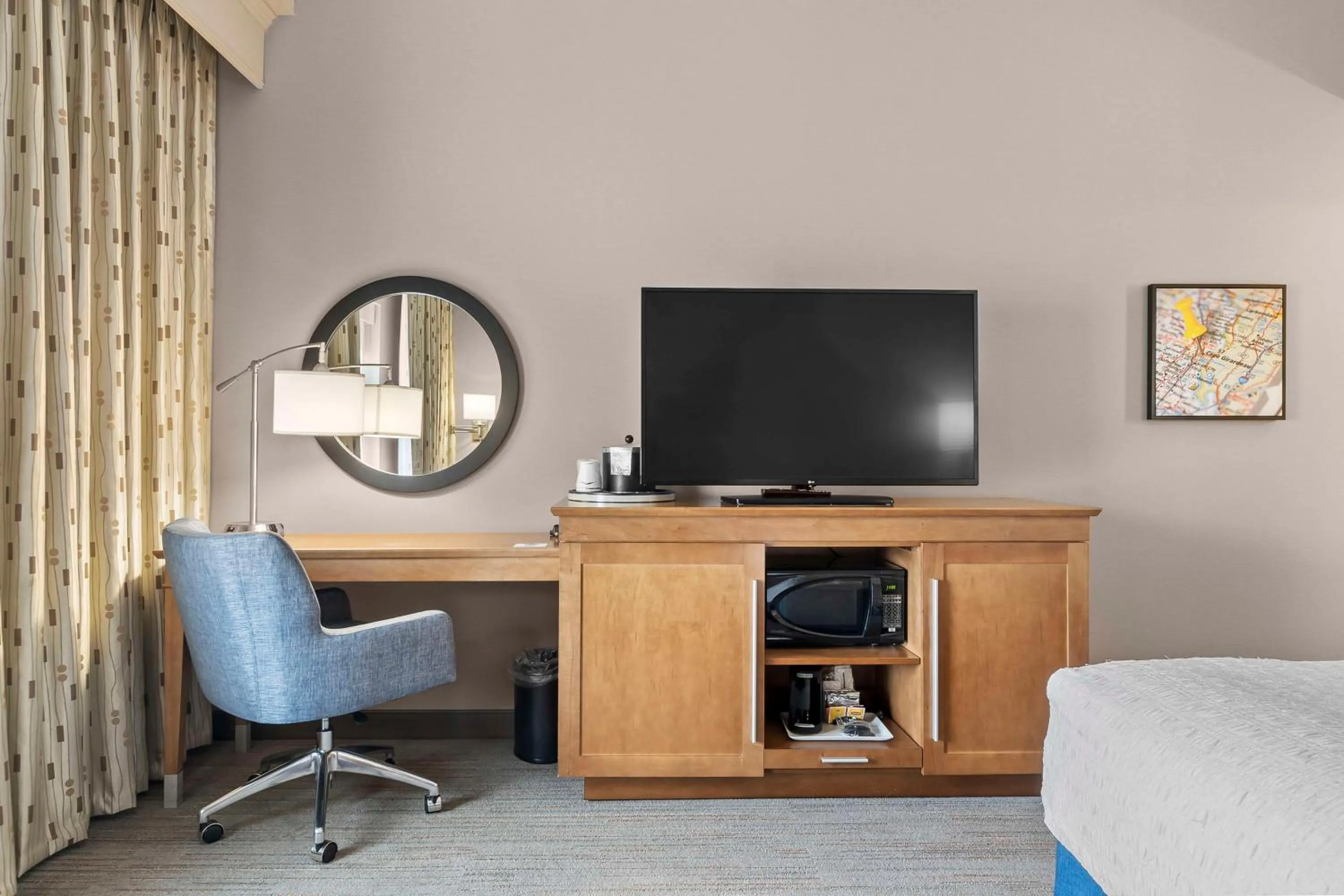 Bedroom in Hampton Inn Cape Girardeau I-55 East, MO