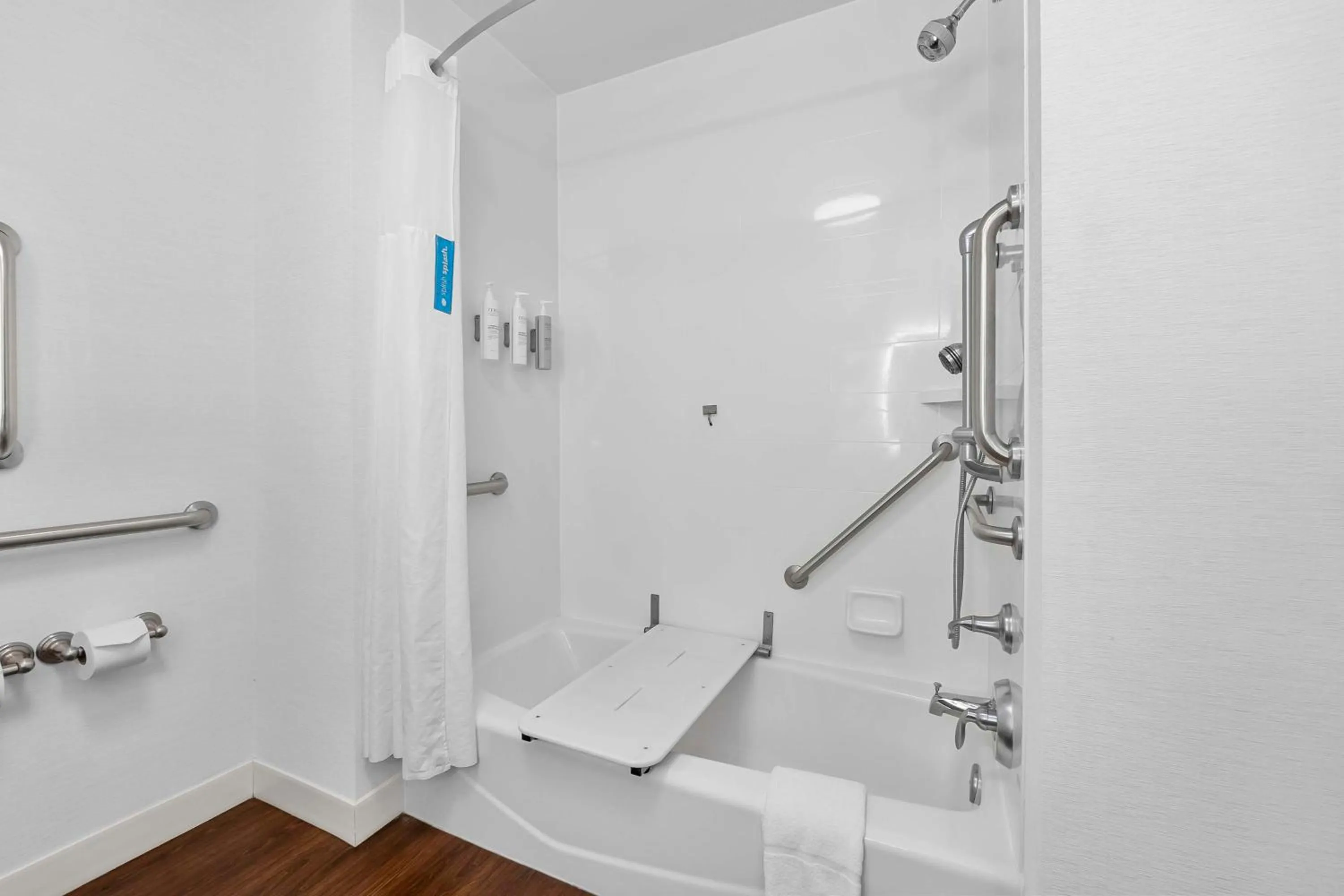 Bathroom in Hampton Inn Cape Girardeau I-55 East, MO