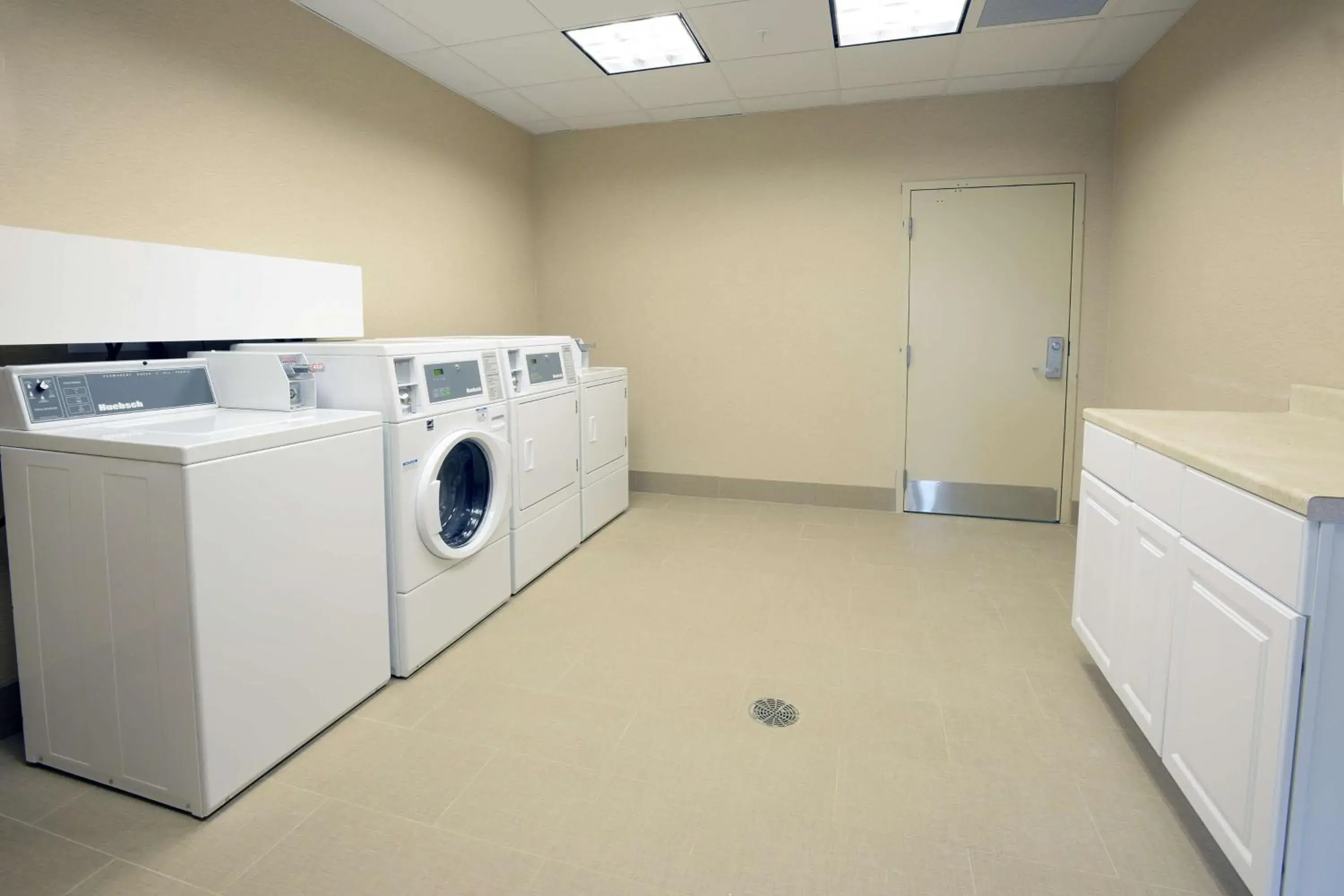 Property building in Hampton Inn & Suites - Cincinnati/Kenwood, OH Property building in Hampton Inn & Suites - Cincinnati/Kenwood, OH