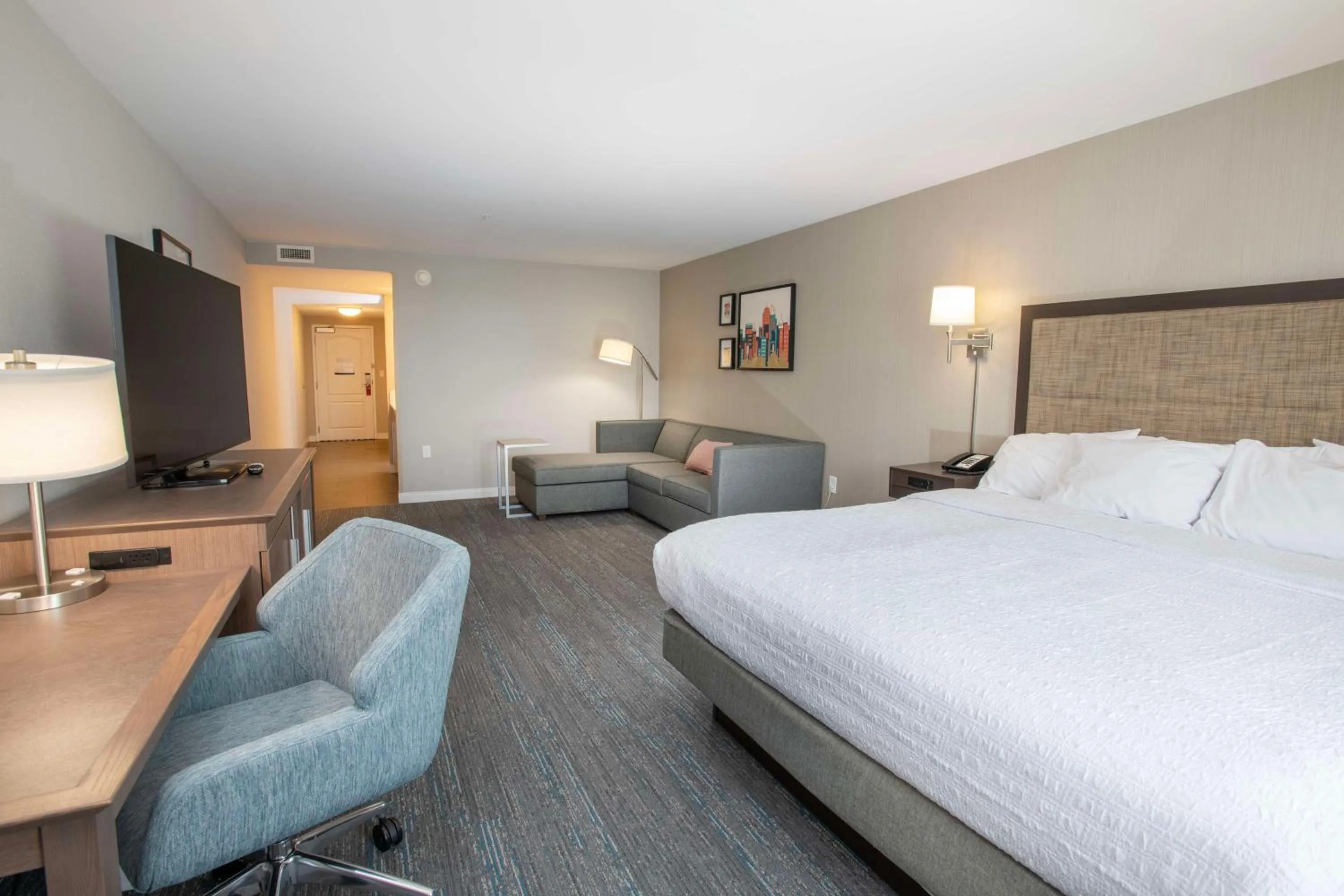 Bedroom, Bed in Hampton Inn & Suites - Cincinnati/Kenwood, OH
