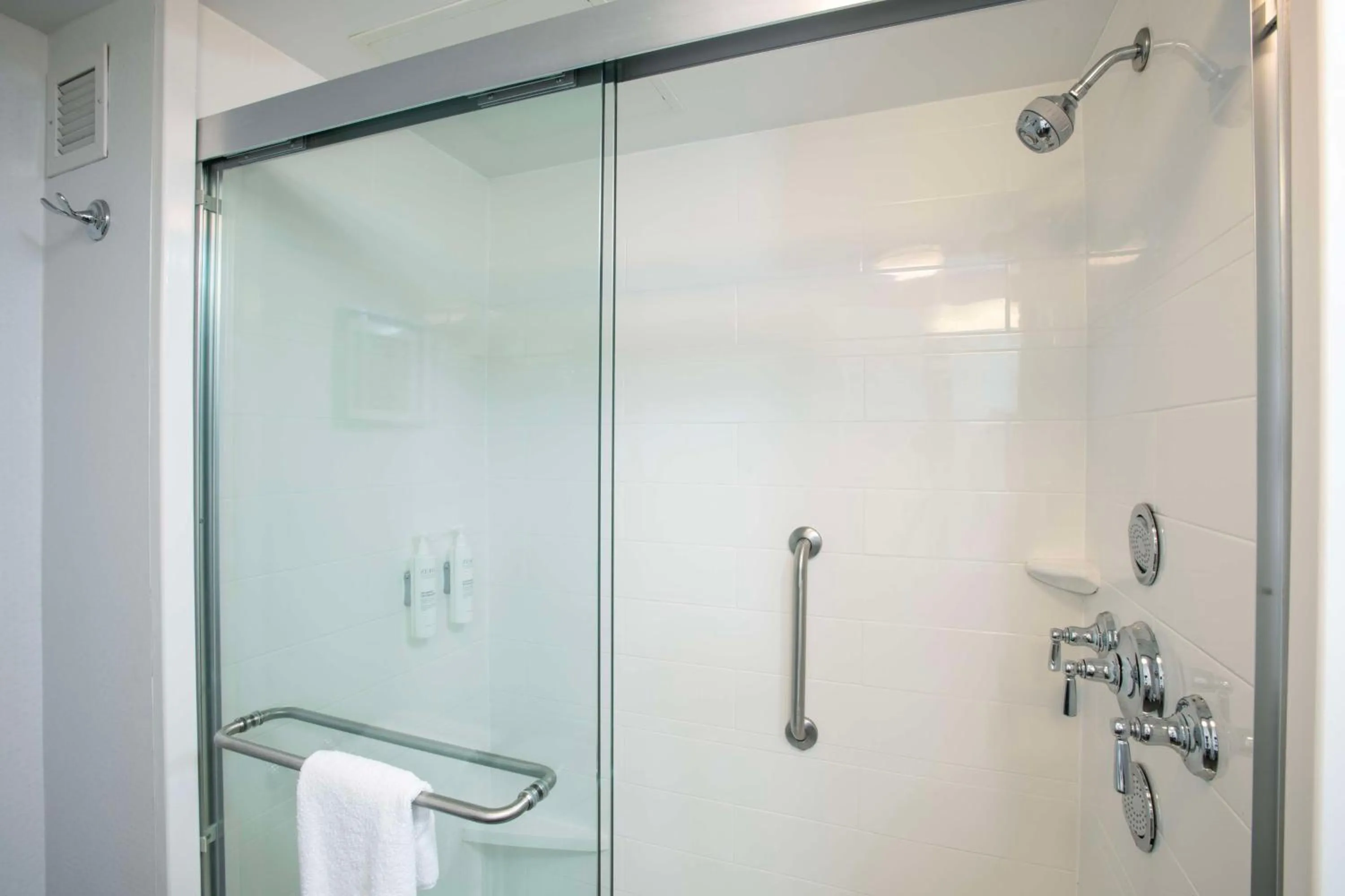 Bathroom in Hampton Inn & Suites - Cincinnati/Kenwood, OH