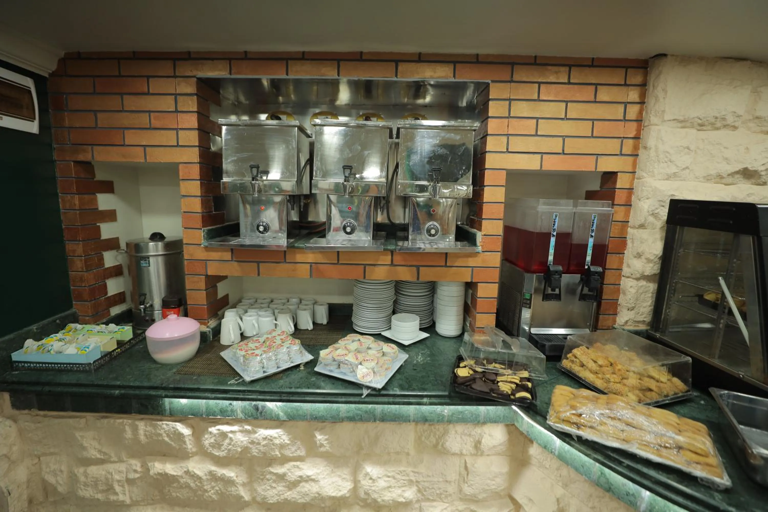 Restaurant/places to eat in Happy City Hotel