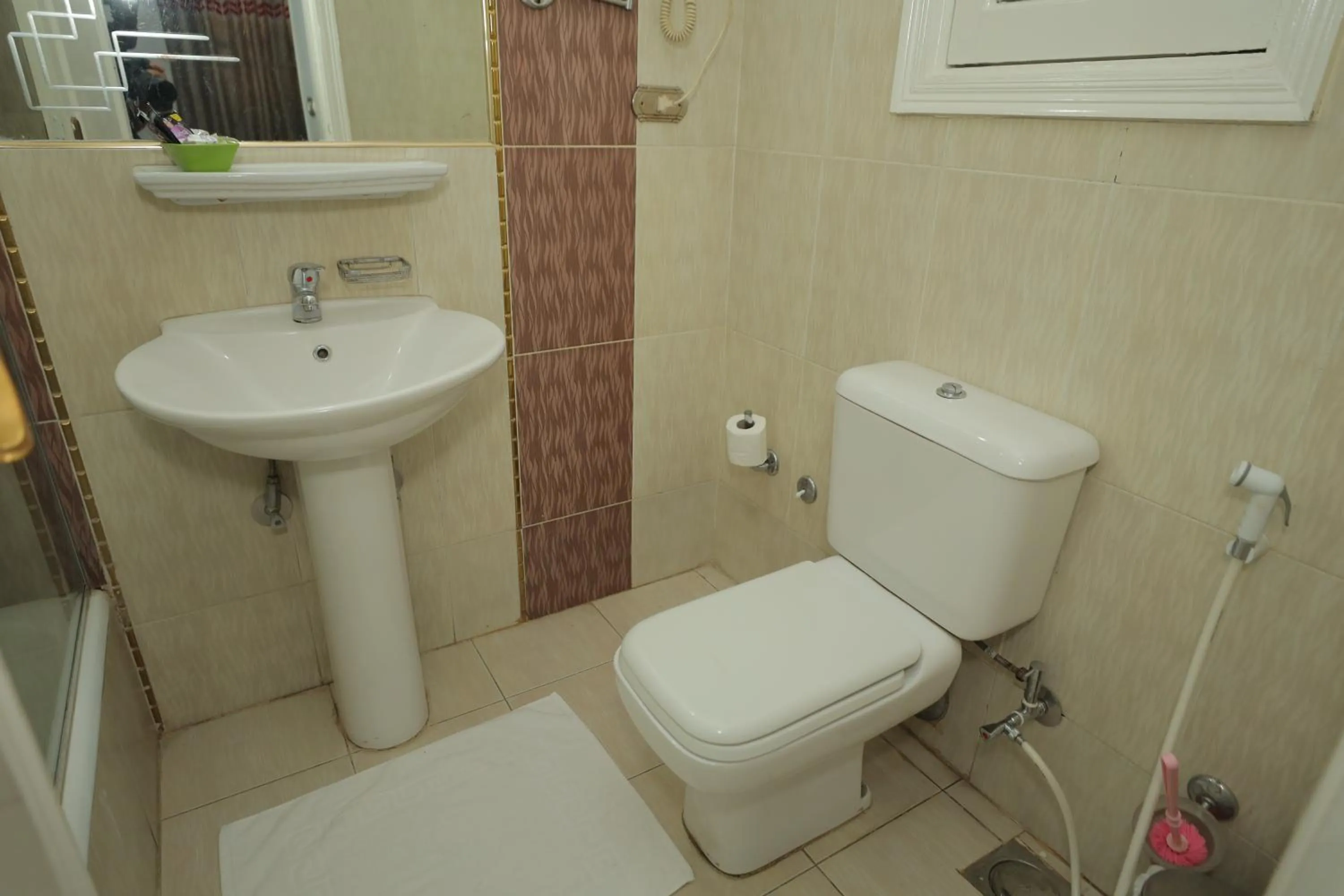 Bathroom in Happy City Hotel