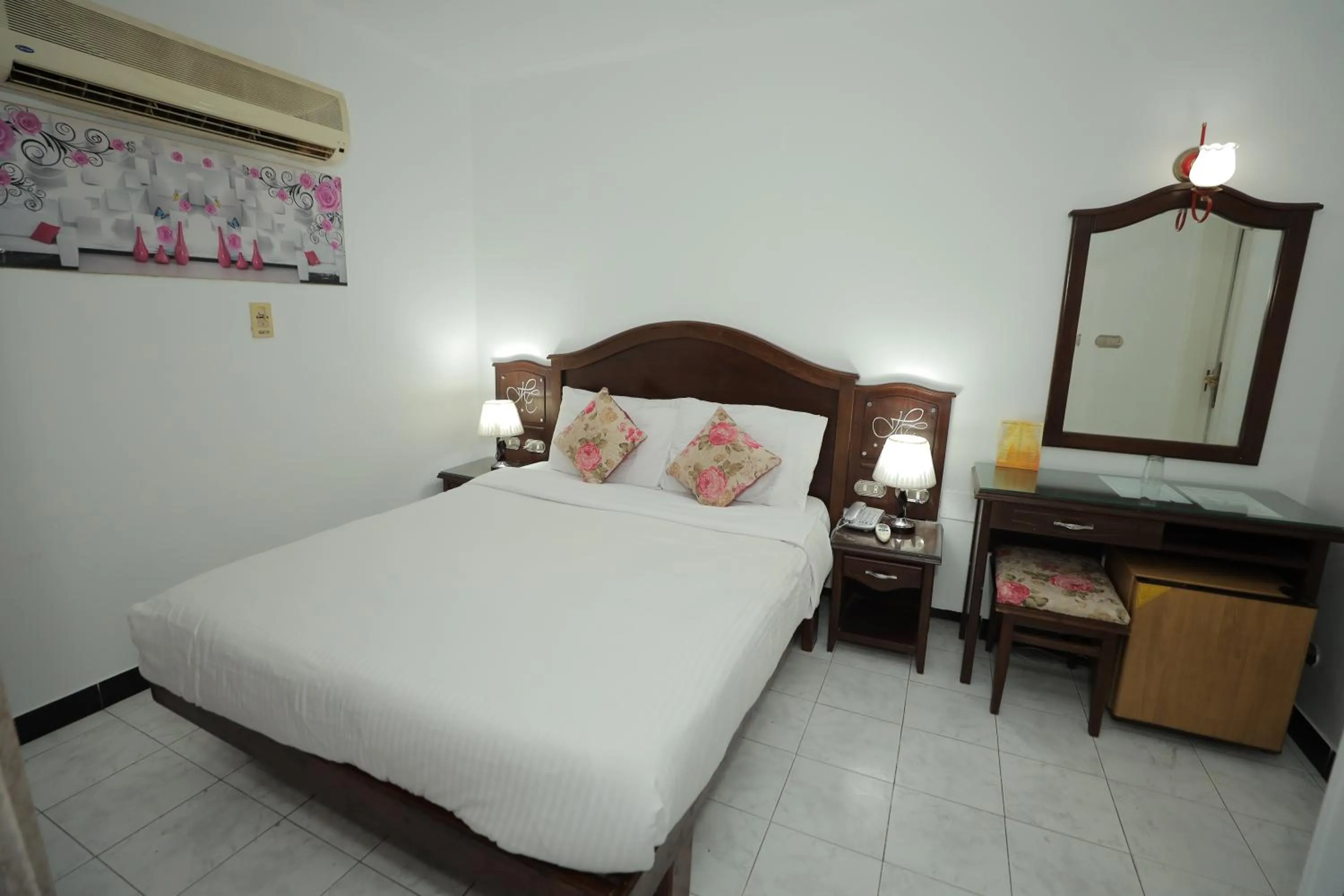 Photo of the whole room, Bed in Happy City Hotel