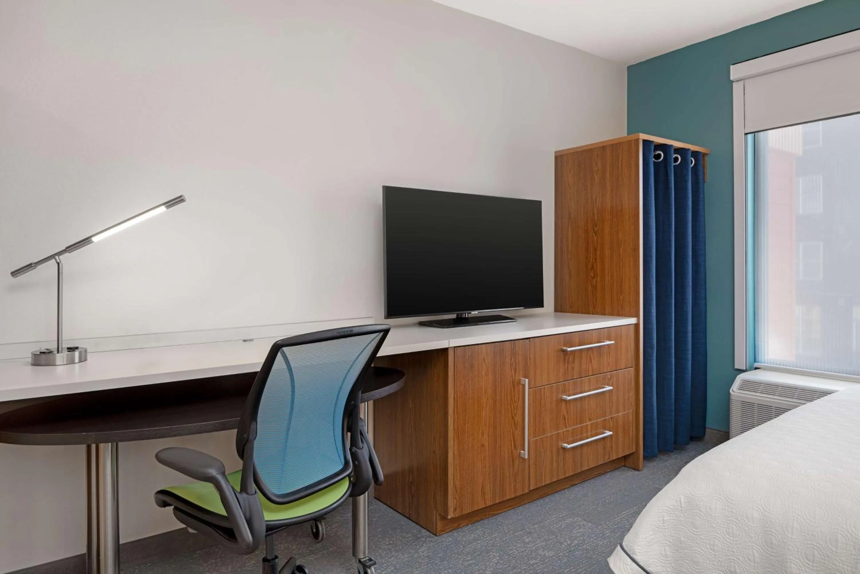 Bedroom, Bed in Home2 Suites By Hilton Gainesville