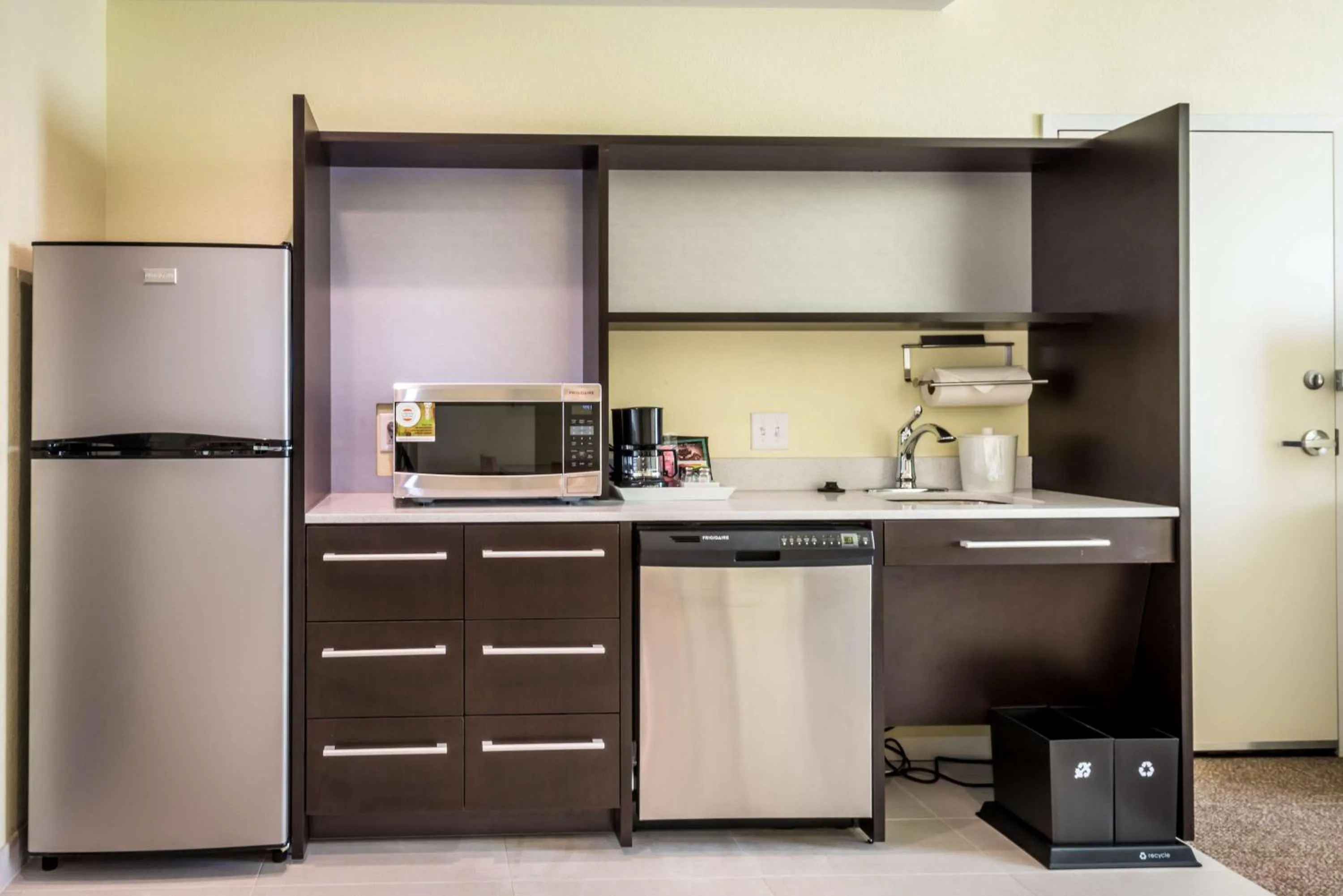 Kitchen or kitchenette in Home2 Suites by Hilton Gulfport I-10