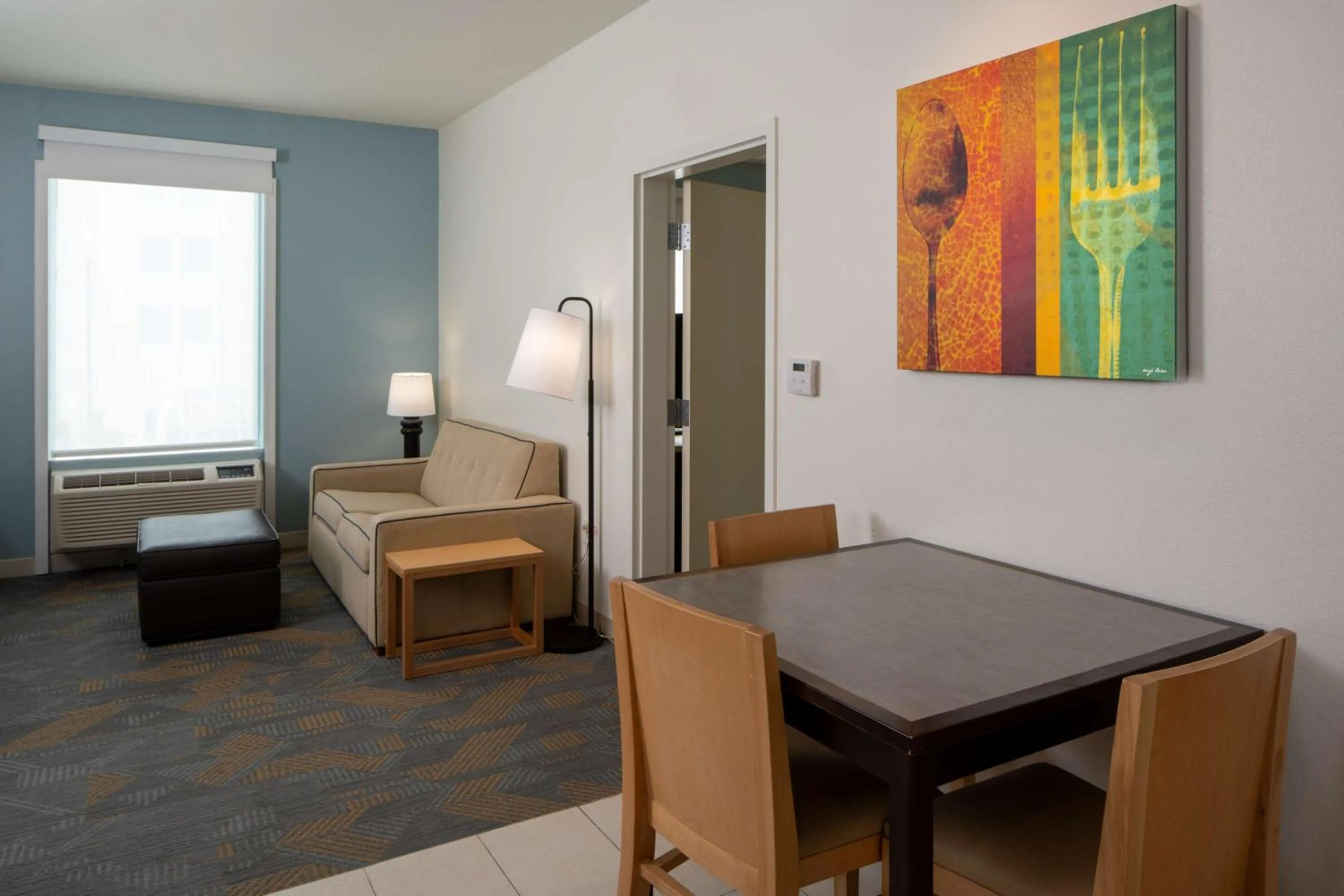 Living room, Bed in Home2 Suites by Hilton Gulfport I-10