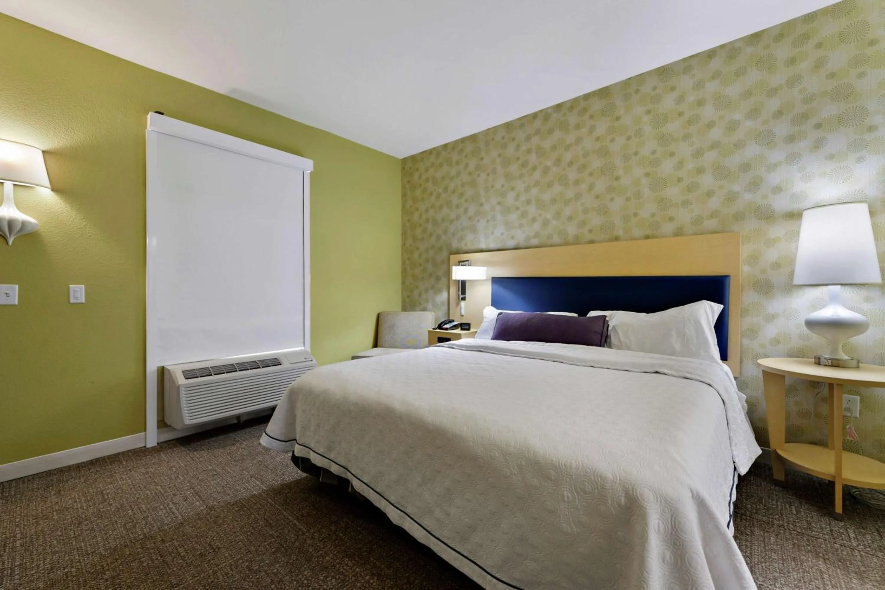 Bed in Home2 Suites by Hilton Gulfport I-10