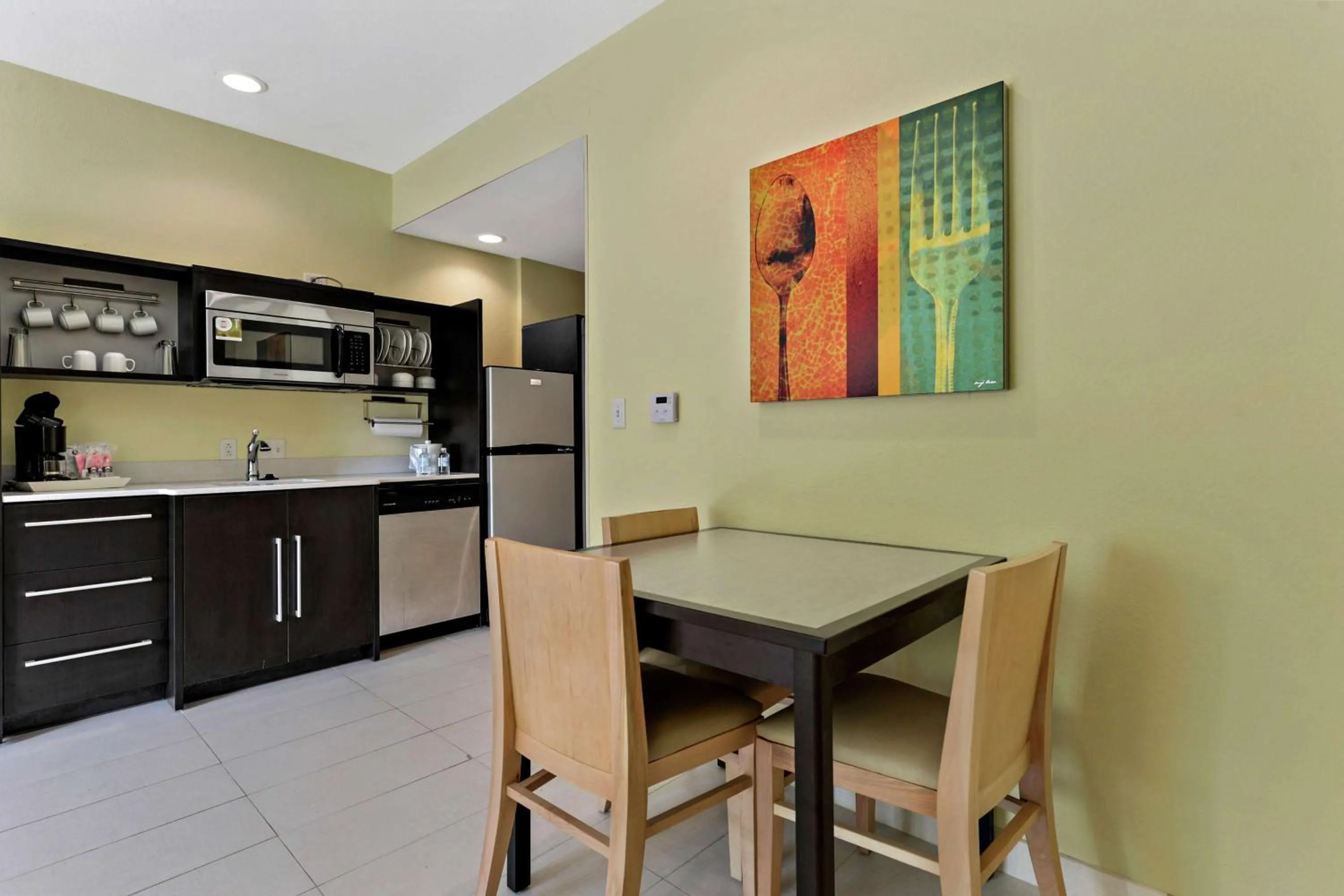 Kitchen or kitchenette in Home2 Suites by Hilton Gulfport I-10