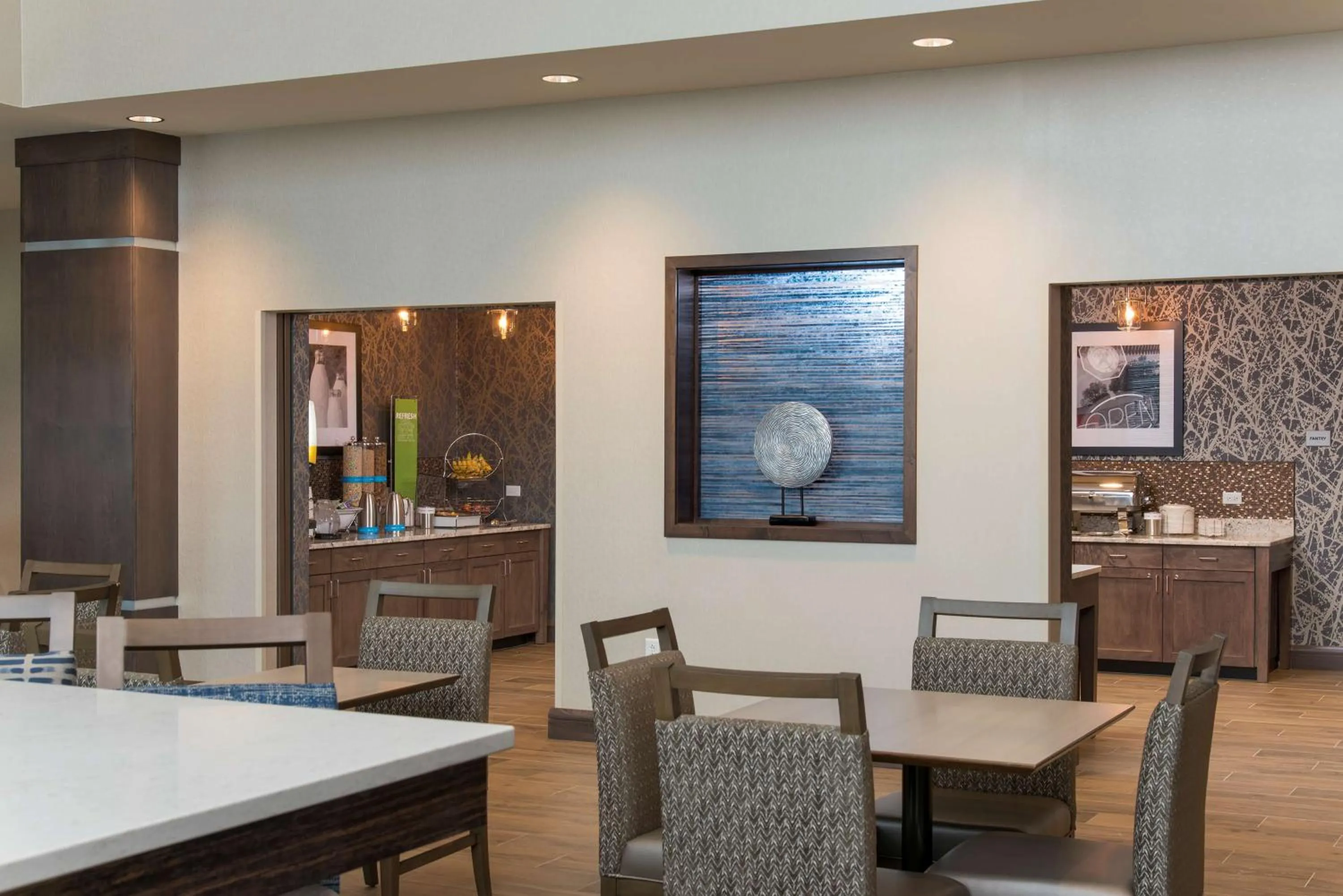 Dining area in Hampton Inn & Suites Grand Rapids Downtown