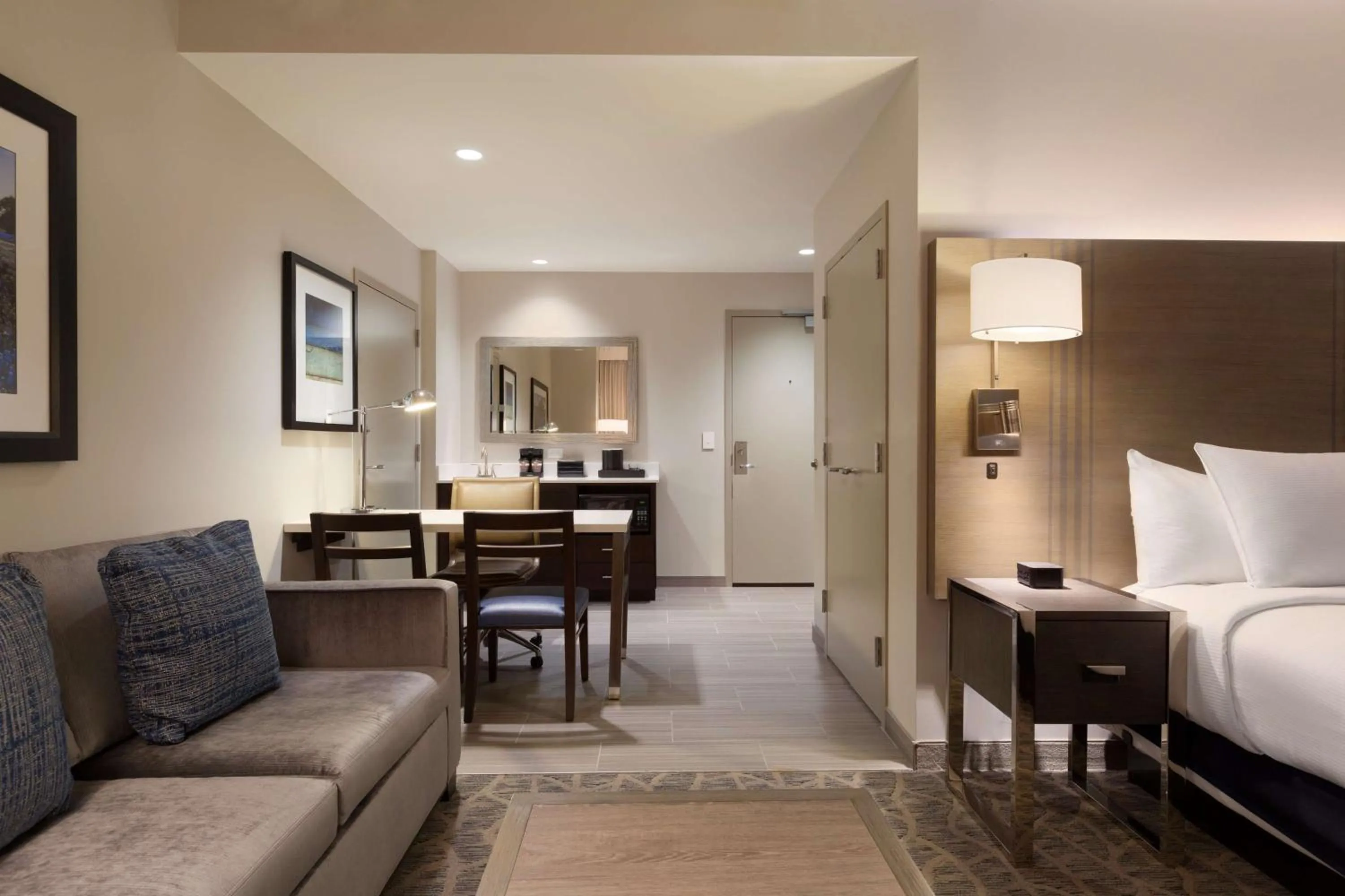 Living room, Bed in Embassy Suites by Hilton The Woodlands