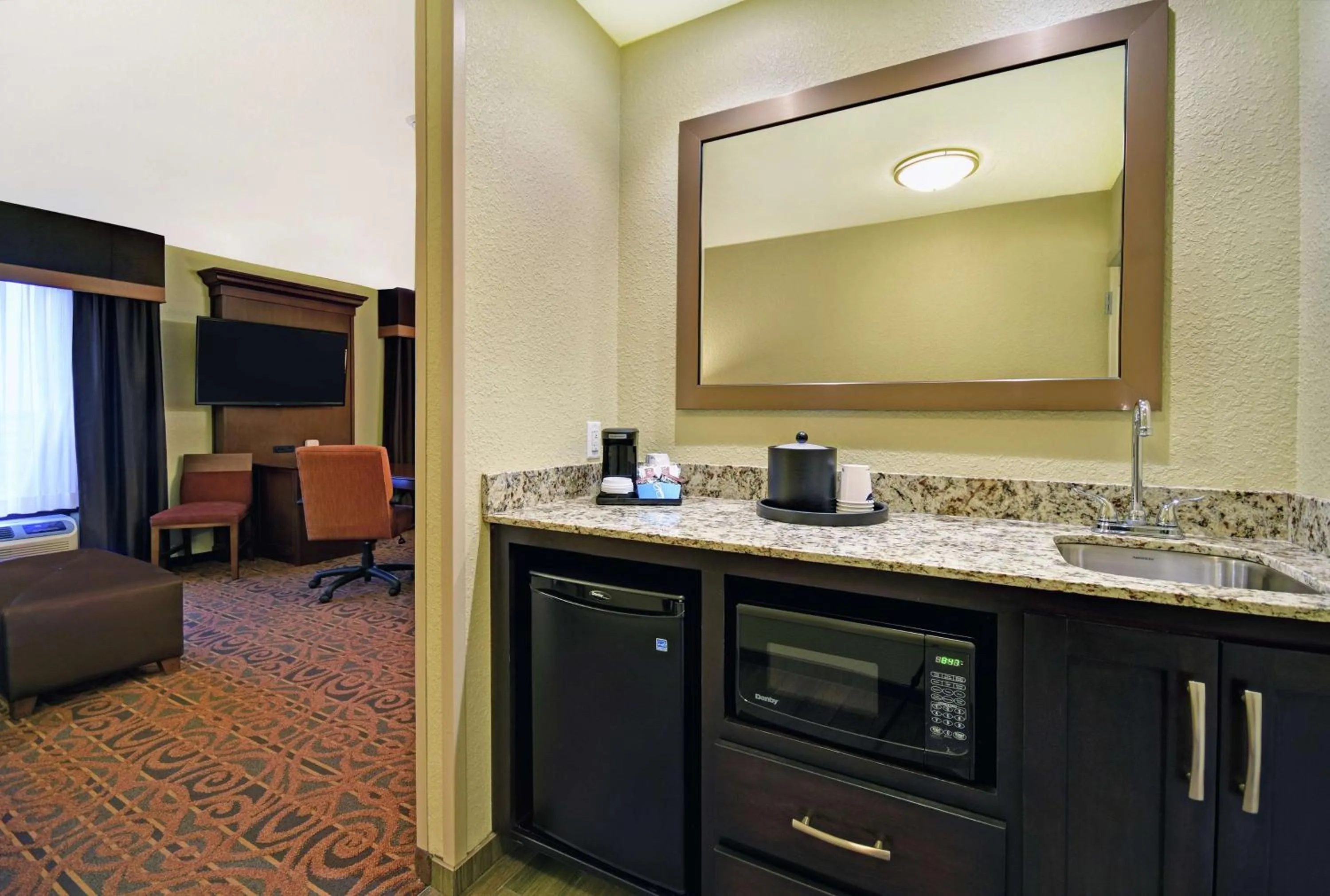 Kitchen or kitchenette in Hampton Inn & Suites Milwaukee/Franklin