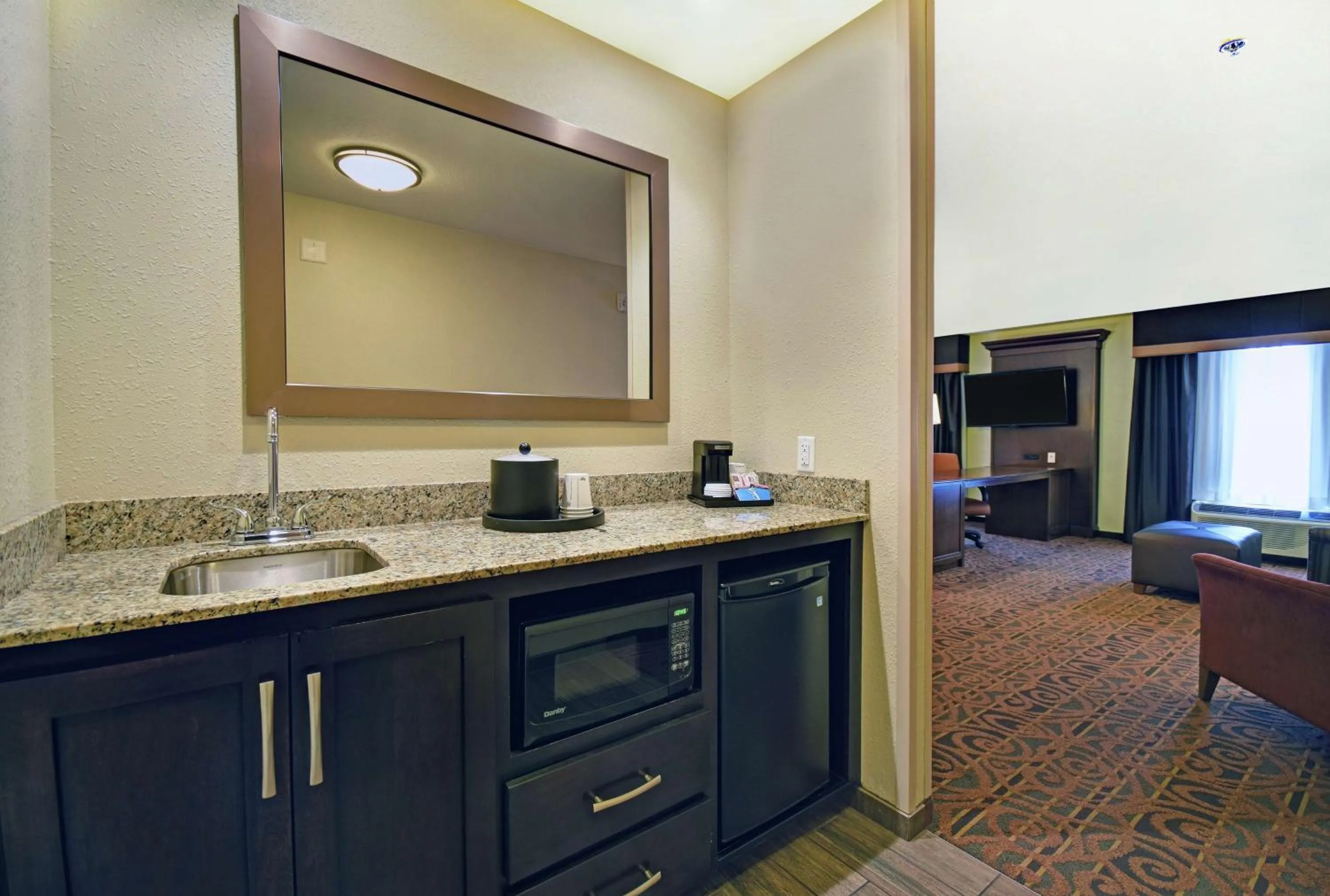 Kitchen or kitchenette in Hampton Inn & Suites Milwaukee/Franklin