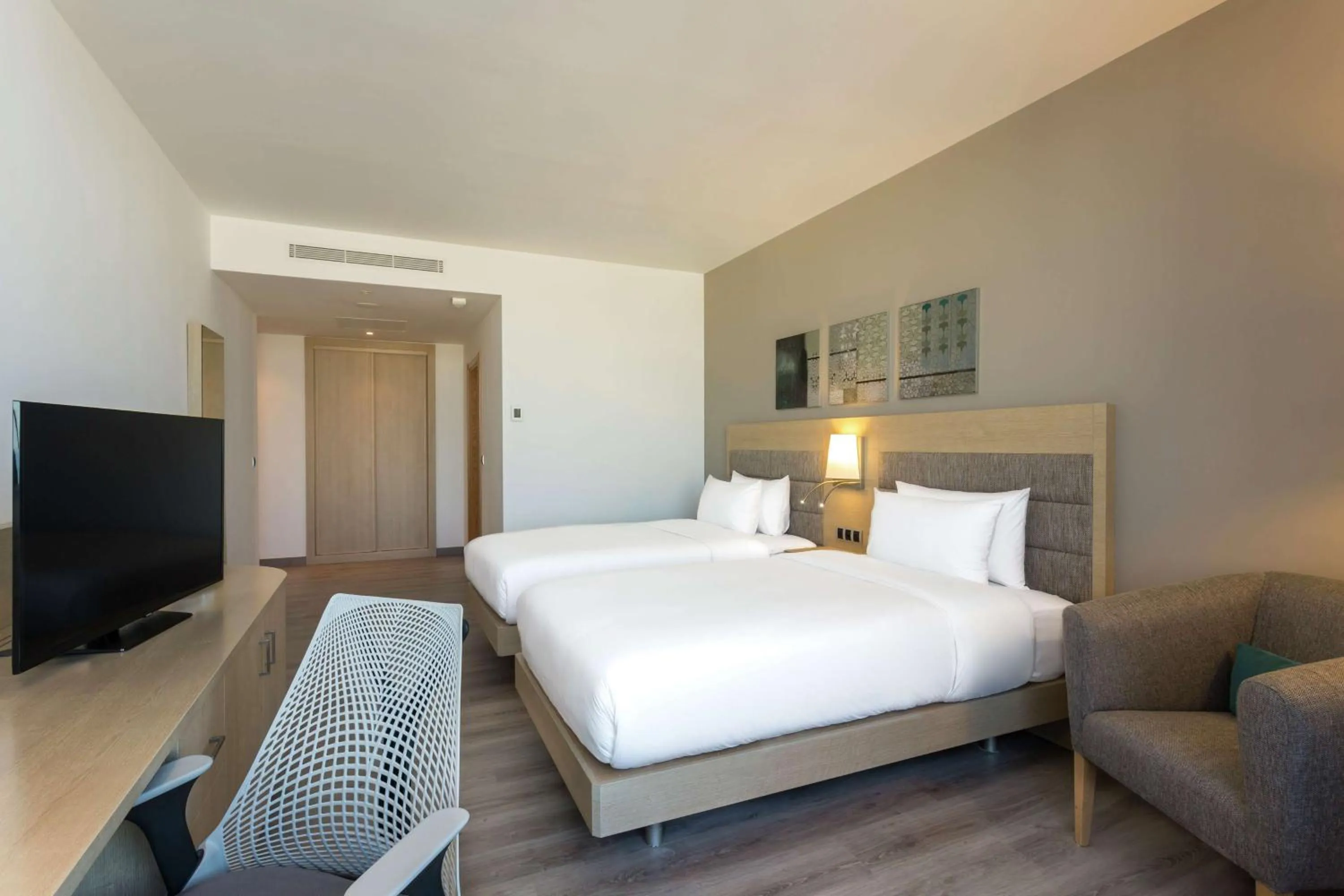 Bedroom, Bed in Hilton Garden Inn Tanger City Center