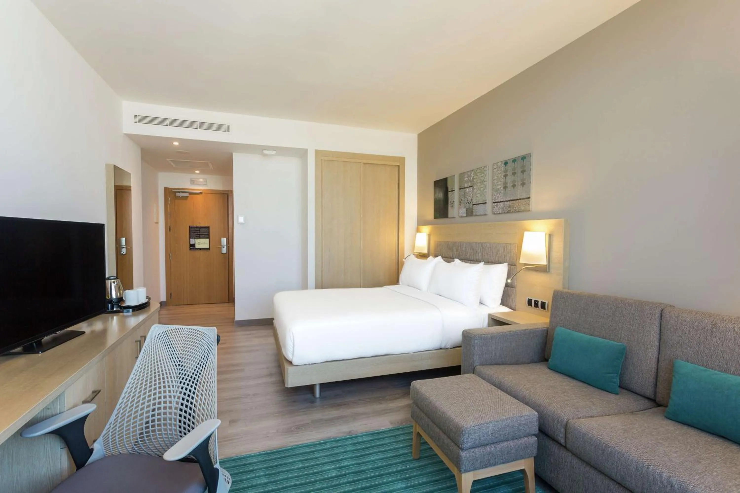 Bedroom, Bed in Hilton Garden Inn Tanger City Center