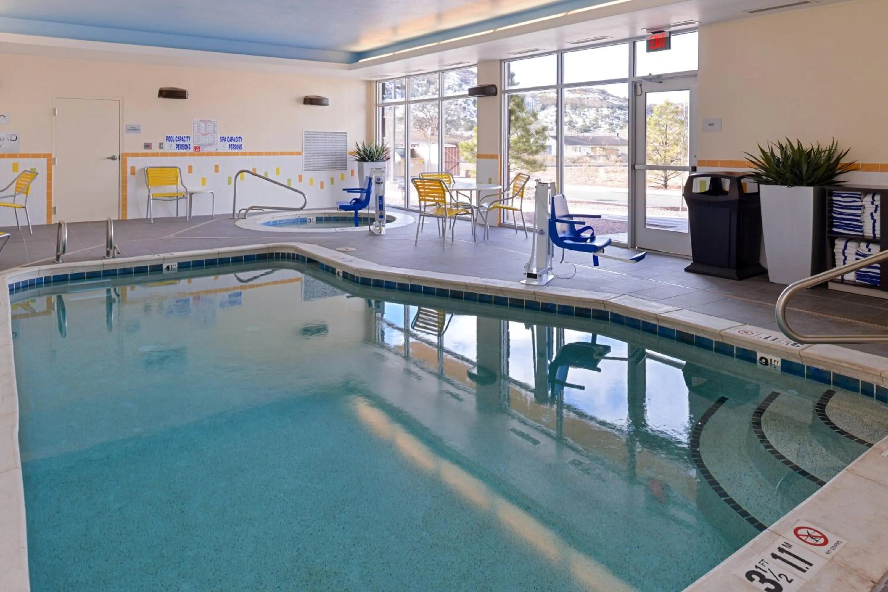 Swimming pool in Fairfield Inn & Suites by Marriott Gallup