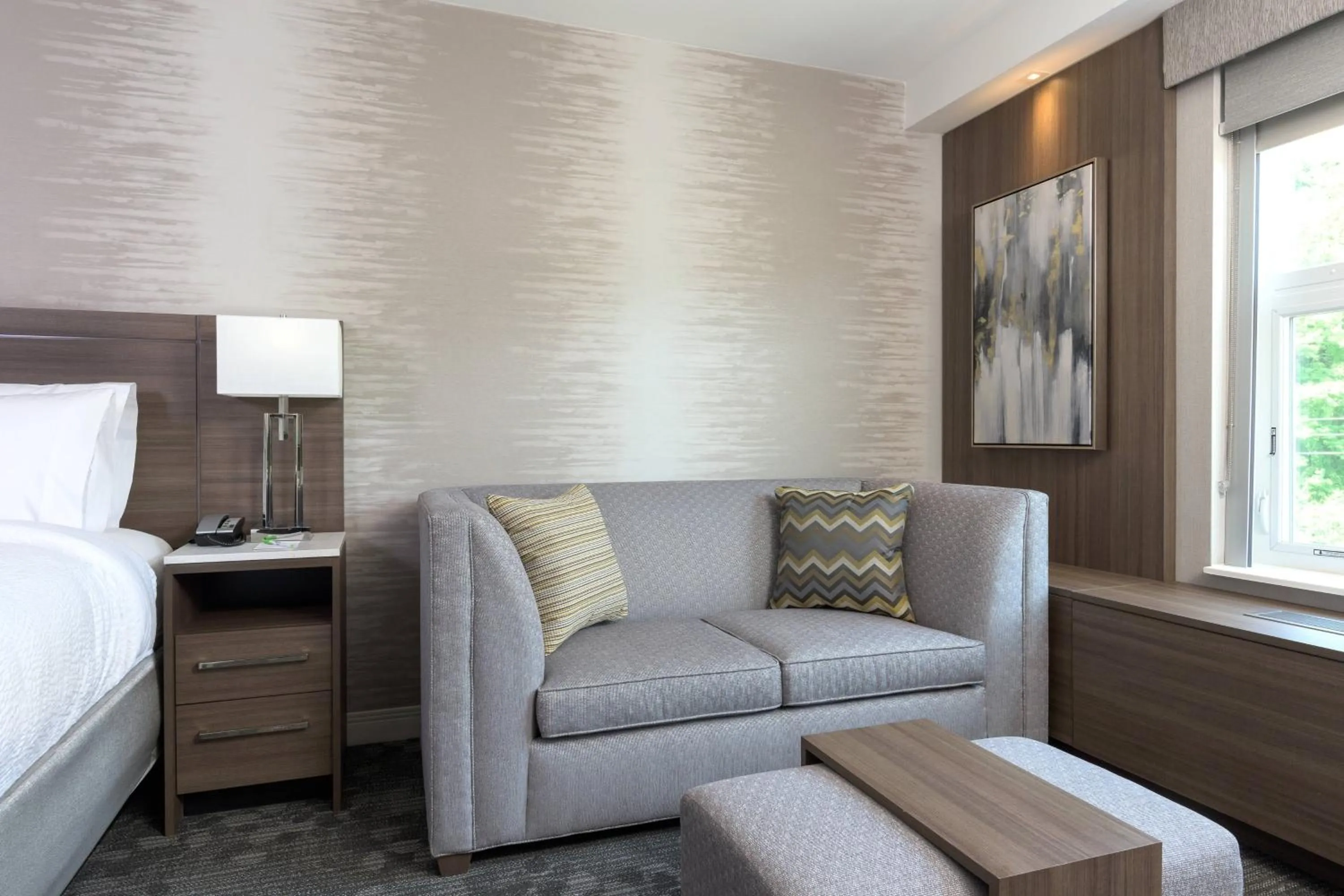 Photo of the whole room, Bed in Courtyard by Marriott Edgewater NYC Area