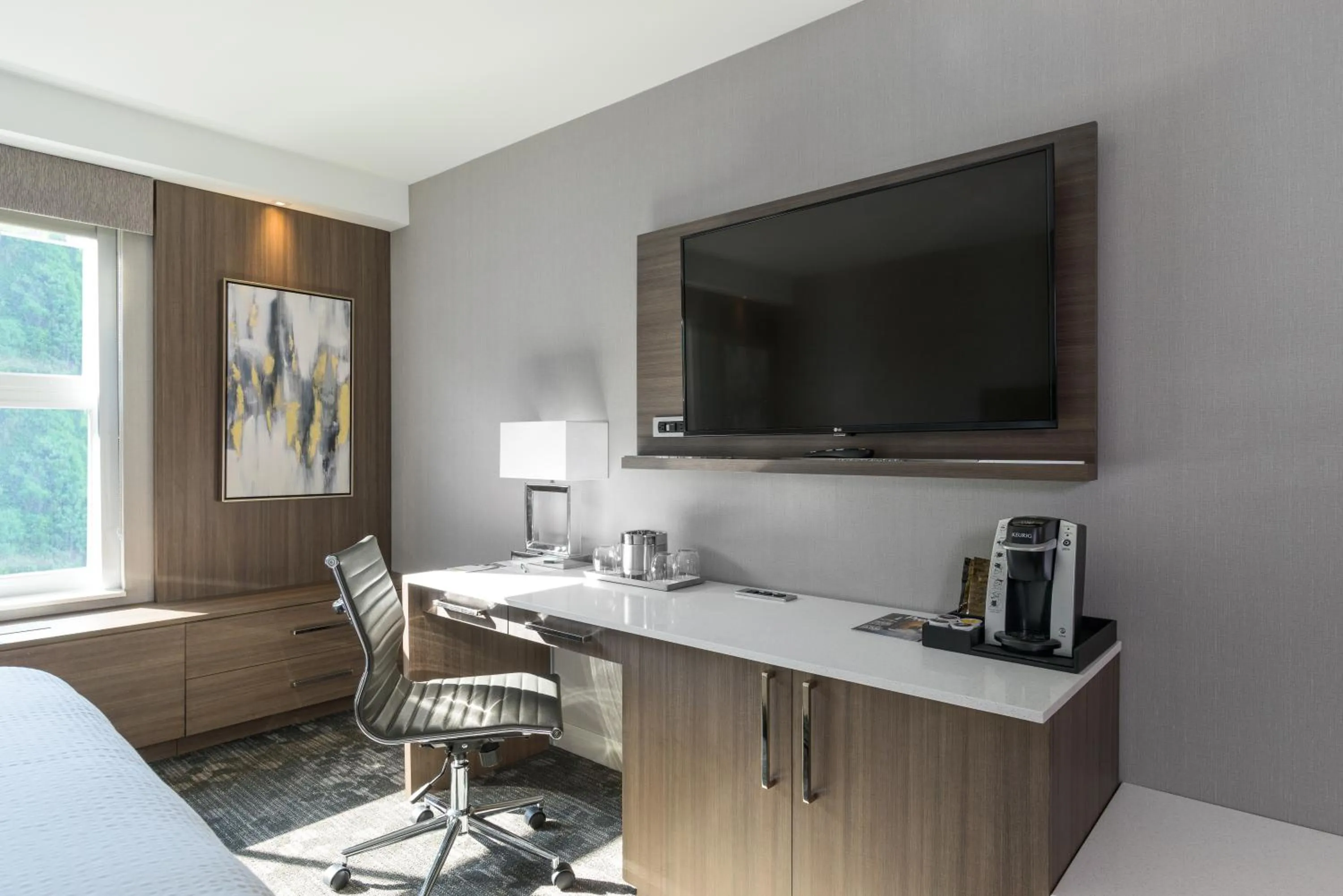 TV and multimedia in Courtyard by Marriott Edgewater NYC Area
