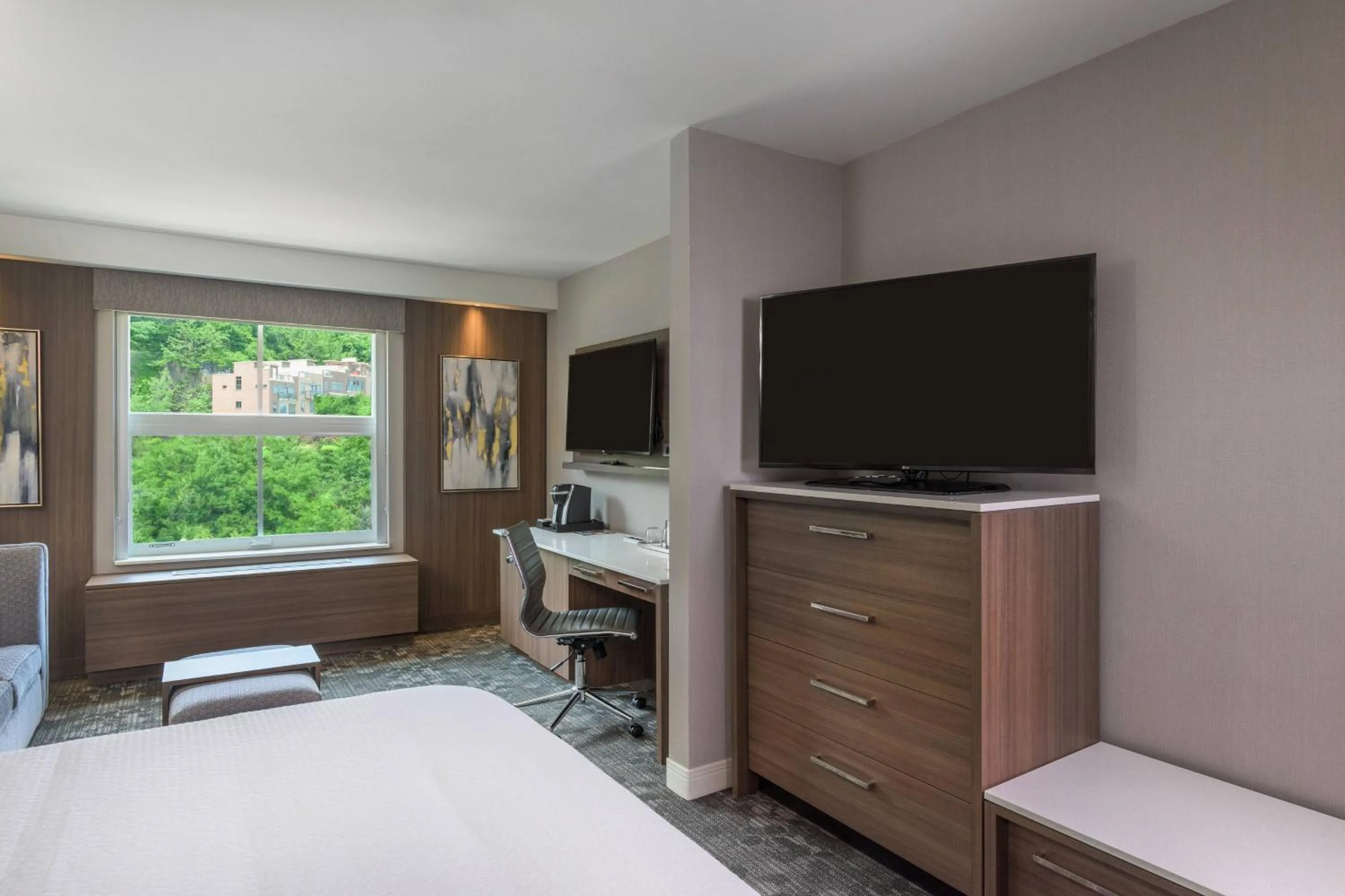Photo of the whole room, Bed in Courtyard by Marriott Edgewater NYC Area