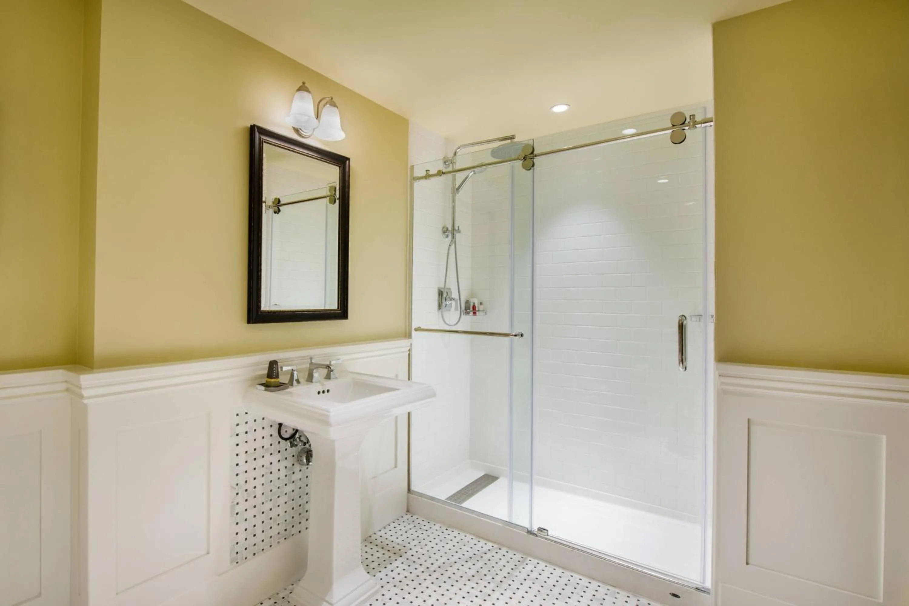 Bathroom in Marriott Syracuse Downtown