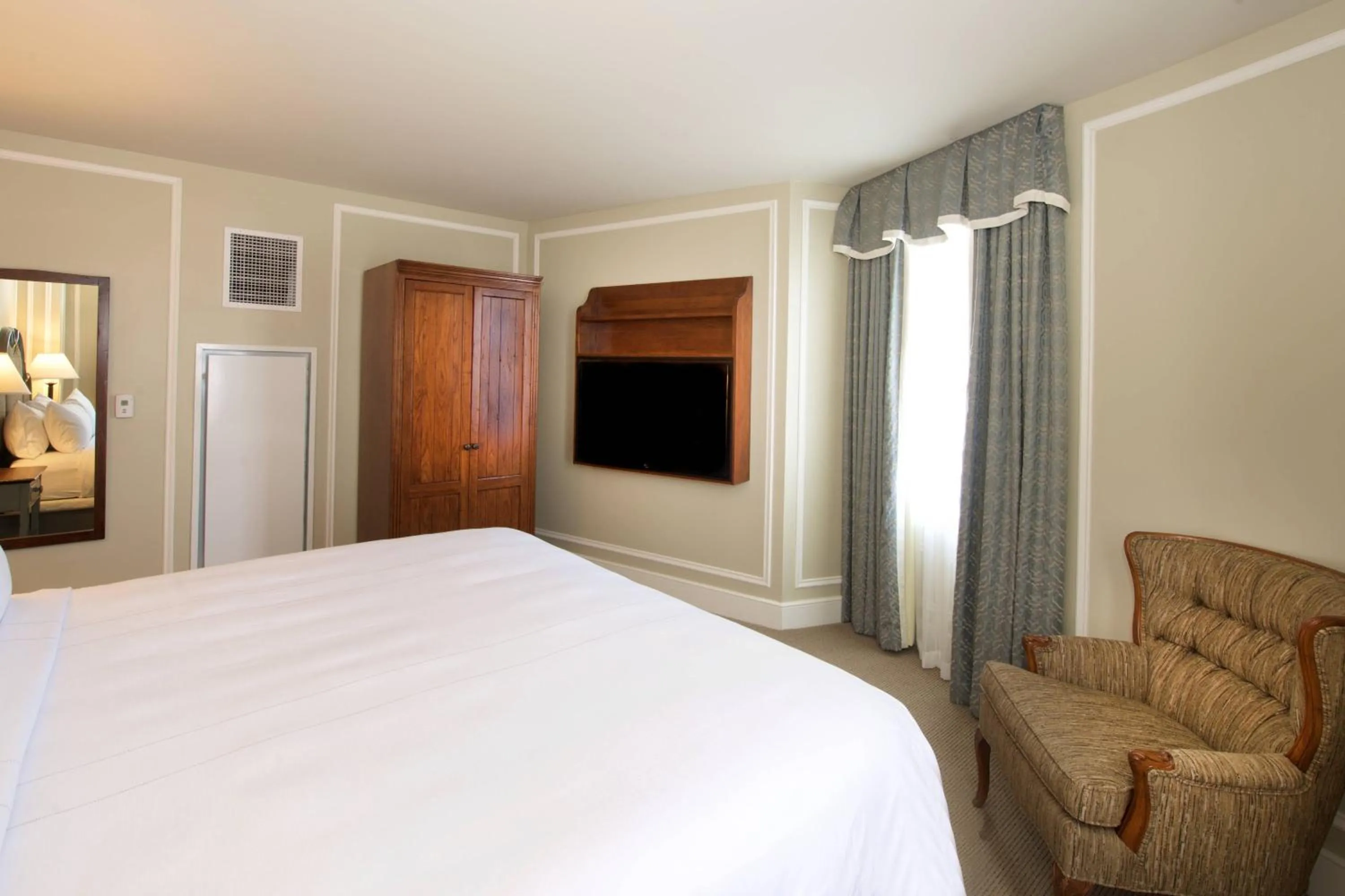 Photo of the whole room, Bed in Marriott Syracuse Downtown