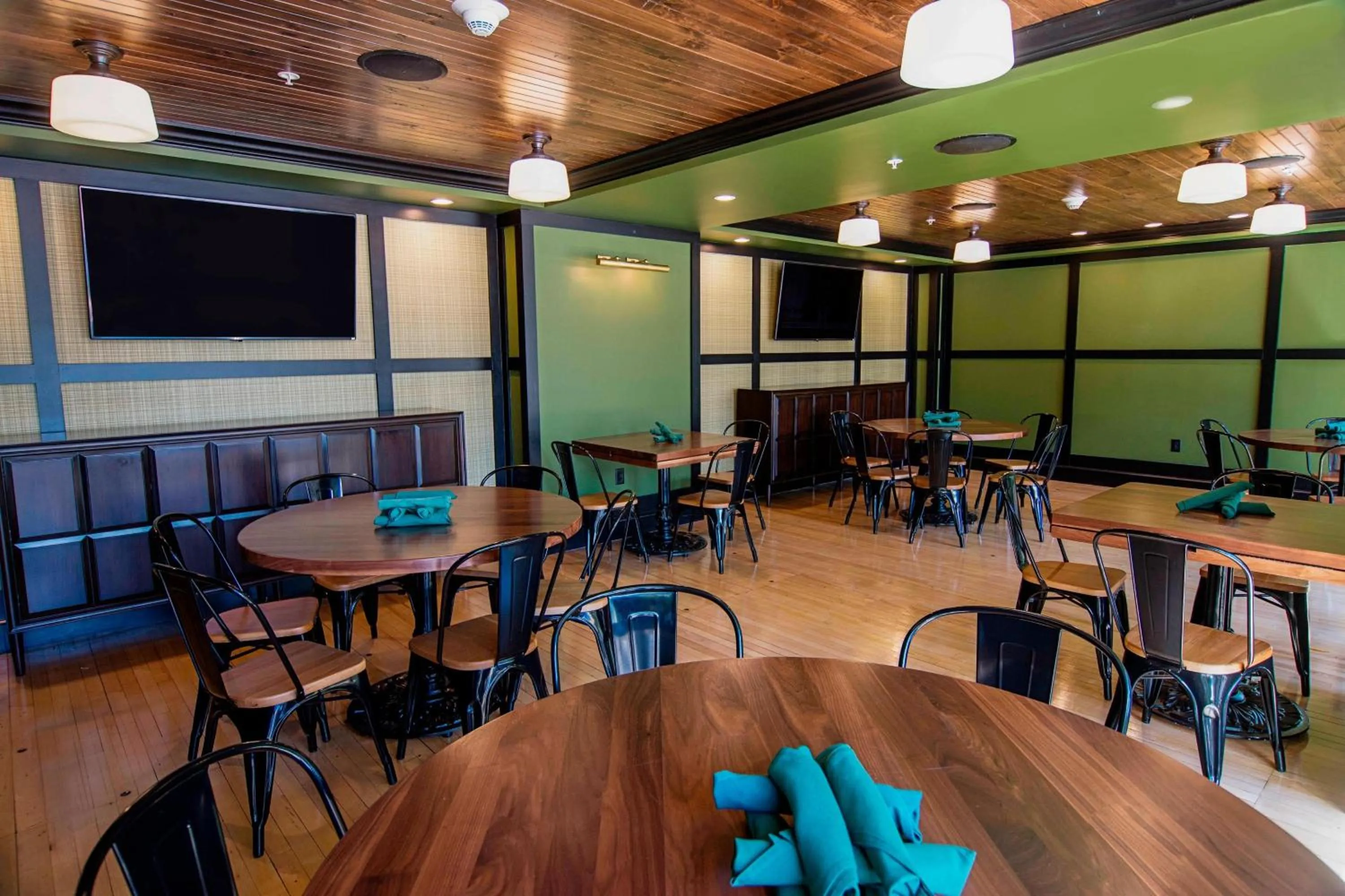 Restaurant/places to eat in Marriott Syracuse Downtown