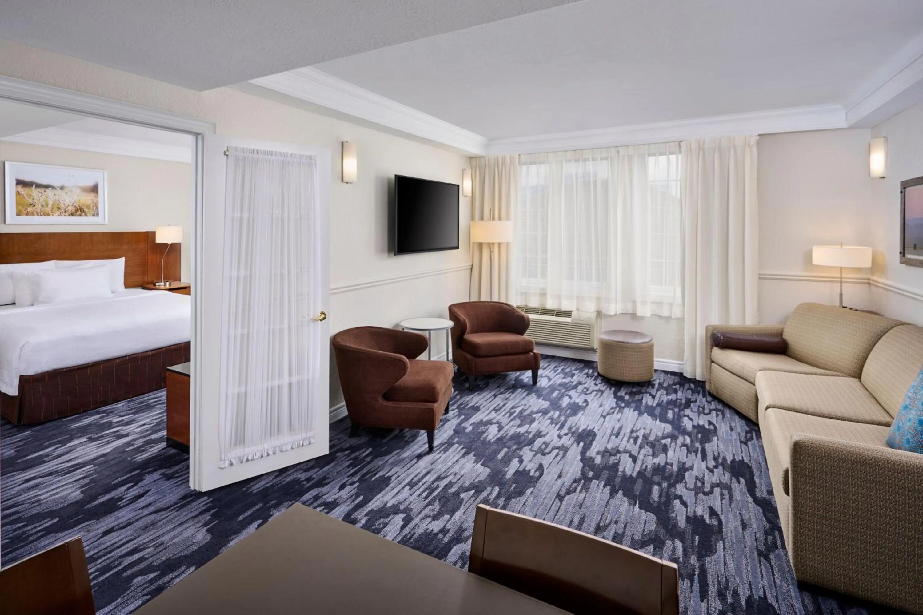 Living room, Bed in Fairfield Inn & Suites by Marriott Ottawa Kanata