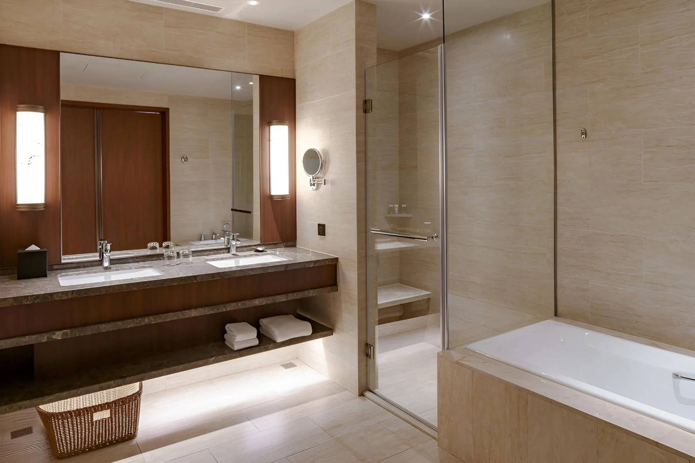 Shower in Courtyard by Marriott Taipei